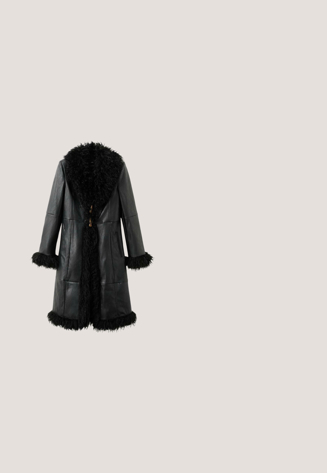Zwarte leren jas met een fluffy zwarte bontkraag en -manchetten, een rechte snit en houten sluitingen. Twee zijzakken zijn inbegrepen.; Zwart cropped t-shirt met wijde mouwen en ronde hals, licht geplooide stof bij de taille, weergegeven op een witte achtergrond.; Zwarte broek met wijde pijpen, riemlussen, steekzakken aan de voorkant en een naad die langs elke pijp loopt.; Zwarte kniehoge platformlaarzen van glad leder, met dikke vierkante hakken en een slank ontwerp, tegen een stadsachtergrond.; Kattenoog zonnebril met een zwart montuur, gradiënt grijze lenzen en een gestreept patroon op de tempels. Geproduceerde accenten voegen detail toe.; Rechthoekig Ferragamo-horloge met een zwarte wijzerplaat, zilverkleurige wijzers en een gepolijste zilveren metalen rekband.