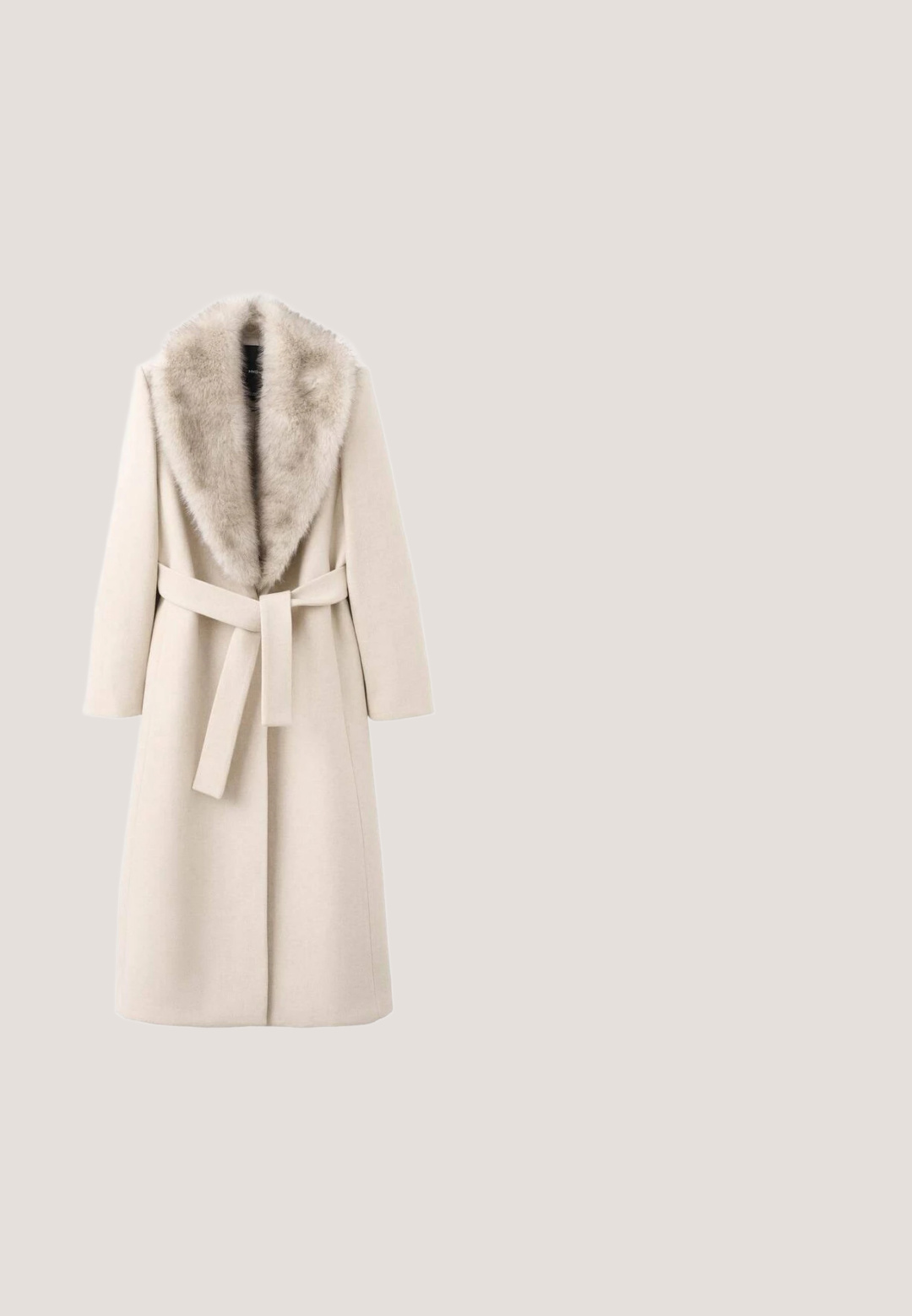 Beige jas met een bontkraag, lange mouwen en een ceintuur in de taille. Gemaakt van zacht materiaal met een gladde textuur, heeft een rechte snit.; Beige lange gebreide trui met coltrui, lange mouwen, geribde manchetten en zoom, afgebeeld op een effen lichtgrijze achtergrond.; Hoge beige leren laars met hoge hak en puntige neus, met blokhak, slank ontwerp dat net onder de knie reikt.; Roomkleurige oversized vierkante zonnebril met bruin verloopglazen op een witte achtergrond.; Beige neplederen handtas met dubbele handvatten aan de bovenkant, gouden logo-detail en een geknoopte accent aan de zijkant. Gladde textuur, gestructureerde vorm.; Rosefield CRYSTAL LETTER M - Ketting - gold-coloured