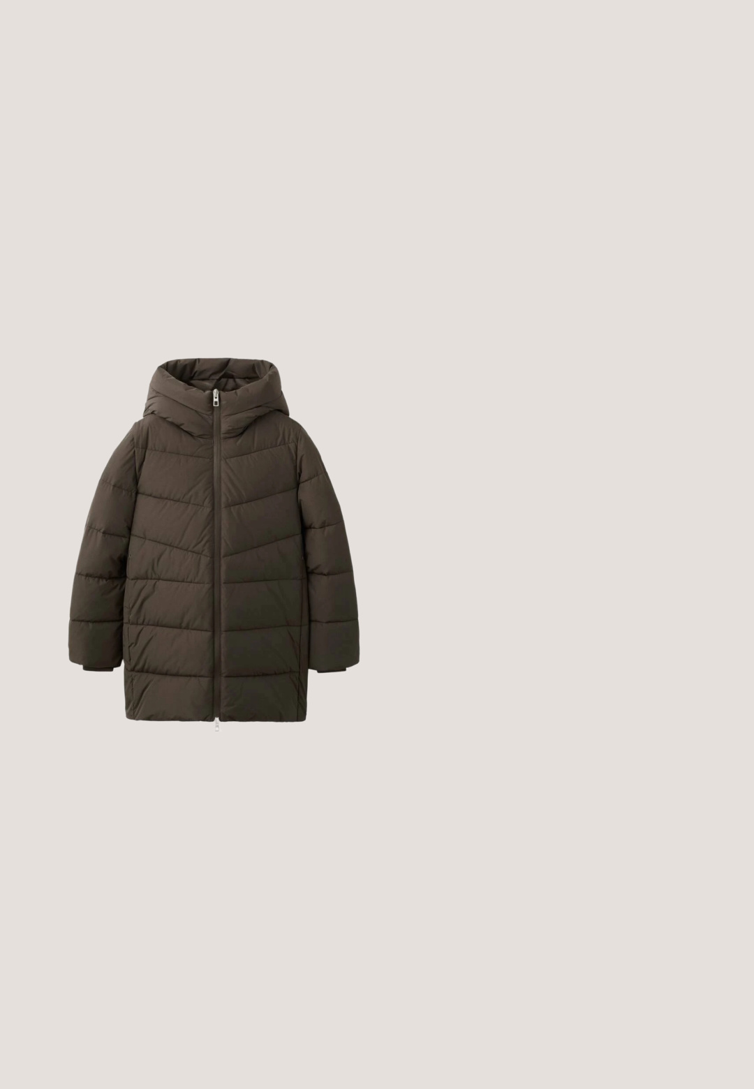 Braune wattierte Jacke mit Kapuze, ausgestattet mit einem Frontreißverschluss, diagonalem Steppmuster und weiten Ärmeln für Wärme und Komfort.; Brauner Pullover mit schwarzen Leopardenflecken, gefertigt aus weichem, strukturiertem Stoff. Verfügt über einen gerundeten Ausschnitt und lange Ärmel.; Braunes Langarmhemd aus weichem Material, mit Rundhalsausschnitt und geradem Schnitt, seitlichen Schlitzen am Saum für mehr Bewegungsfreiheit.; Blaue Denim-Jeans mit hoher Taille, slim Fit, Fronttaschen, Reißverschluss und kontrastierenden Nähten. Strukturierte Gestaltung mit glatter Textur.; Gooce MINDIKI  - Snowboot/Winterstiefel - dark brown; Braune strukturierte Leder-Handtasche von Guess mit zwei oberen Griffen, goldfarbenen Beschlägen und Markenanhängern, die an einem Griff hängen.