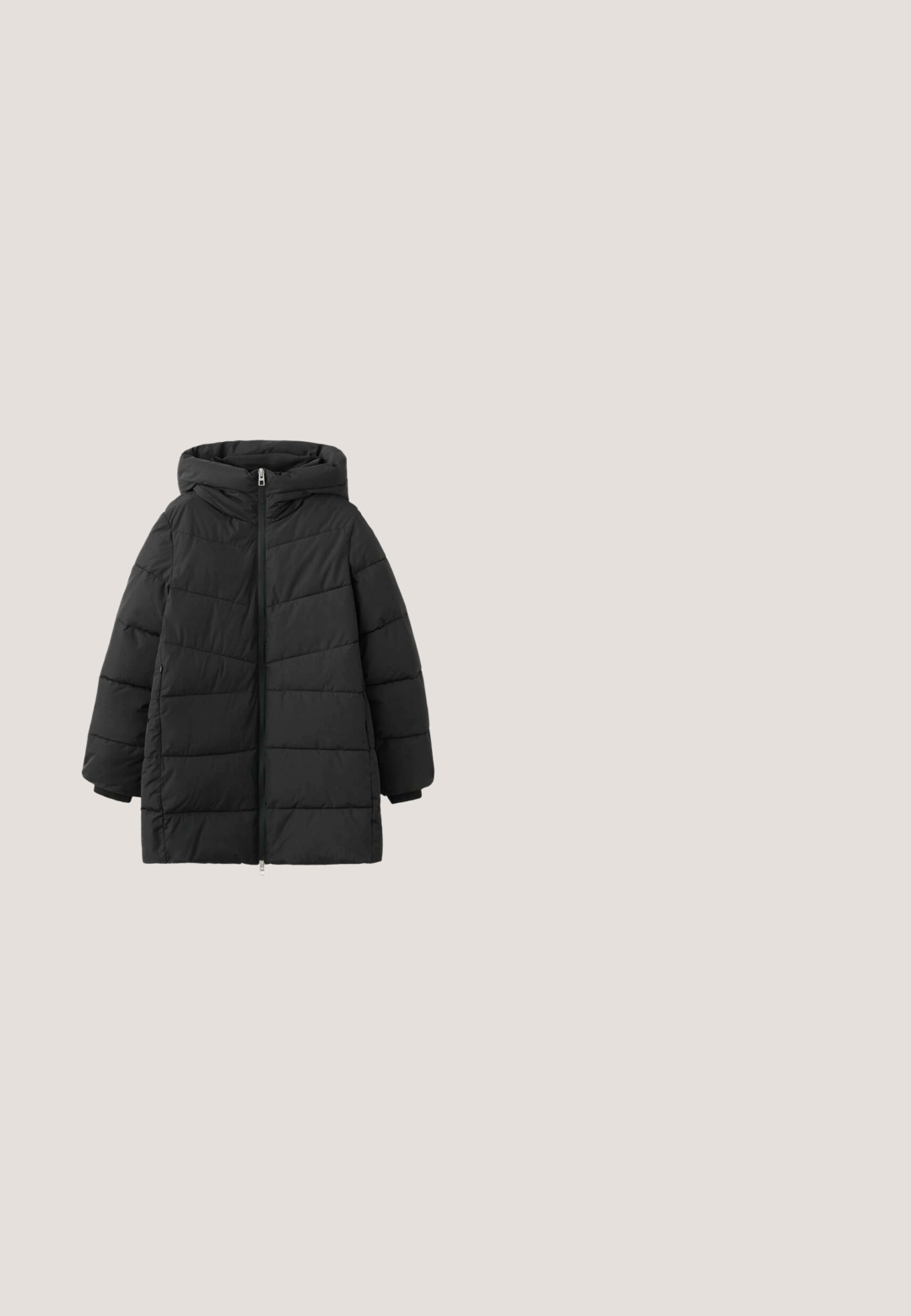 Veste matelassée noire avec capuche, fermeture éclair sur le devant, design matelassé et poignets élastiques. Matière légère et chaude.; Pull en maille noir avec un col rond, des manches longues et une texture douce. Design simple, sans motifs ni accents.; Chemise blanche à manches longues avec col pointu et poignets boutonnés, présentée à plat sur un fond blanc.; Pantalon droit marron avec fermeture à boutons, passants de ceinture et taille élastique à l'arrière.; Bottes en cuir noir à hauteur de genoux avec une fermeture éclair sur le côté, finition texturée, semelle en caoutchouc épaisse et talon renforcé pour la durabilité.; Sac à main en cuir marron avec une finition texturée, un rabat pliant, des ferrures dorées et une courte bandoulière ; le nom de la marque est embossé.