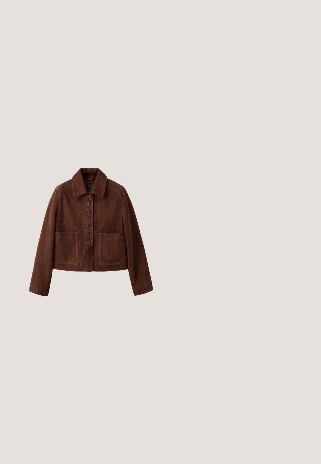 Chaqueta de ante marrón con cuello tipo solapa, cierre de botones y dos bolsillos delanteros. Presenta un diseño corto y una textura suave.; Vestido maxi sin mangas de color marrón, hecho de una tela suave, con un cuerpo ajustado y una falda acampanada. Diseño simple sin patrones ni acentos visibles.; Tacones altos de ante beige con punta afilada y correa en el tobillo, que presentan un tacón acentuado en oro y correas cruzadas para un detalle adicional.; Gafas de sol de carey con un marco angular ancho, lentes marrones degradados, brazos texturizados y acento de logo dorado en el lateral.; Bolso de hombro de cuero marrón con un solo asa y una hebilla ovalada dorada con el nombre de la marca Guess en la parte frontal.; Pulsera ajustable de cordón marrón con cuentas pequeñas alternas en marrón oscuro y dorado y un pequeño colgante de pájaro dorado en el extremo de un cordón.
