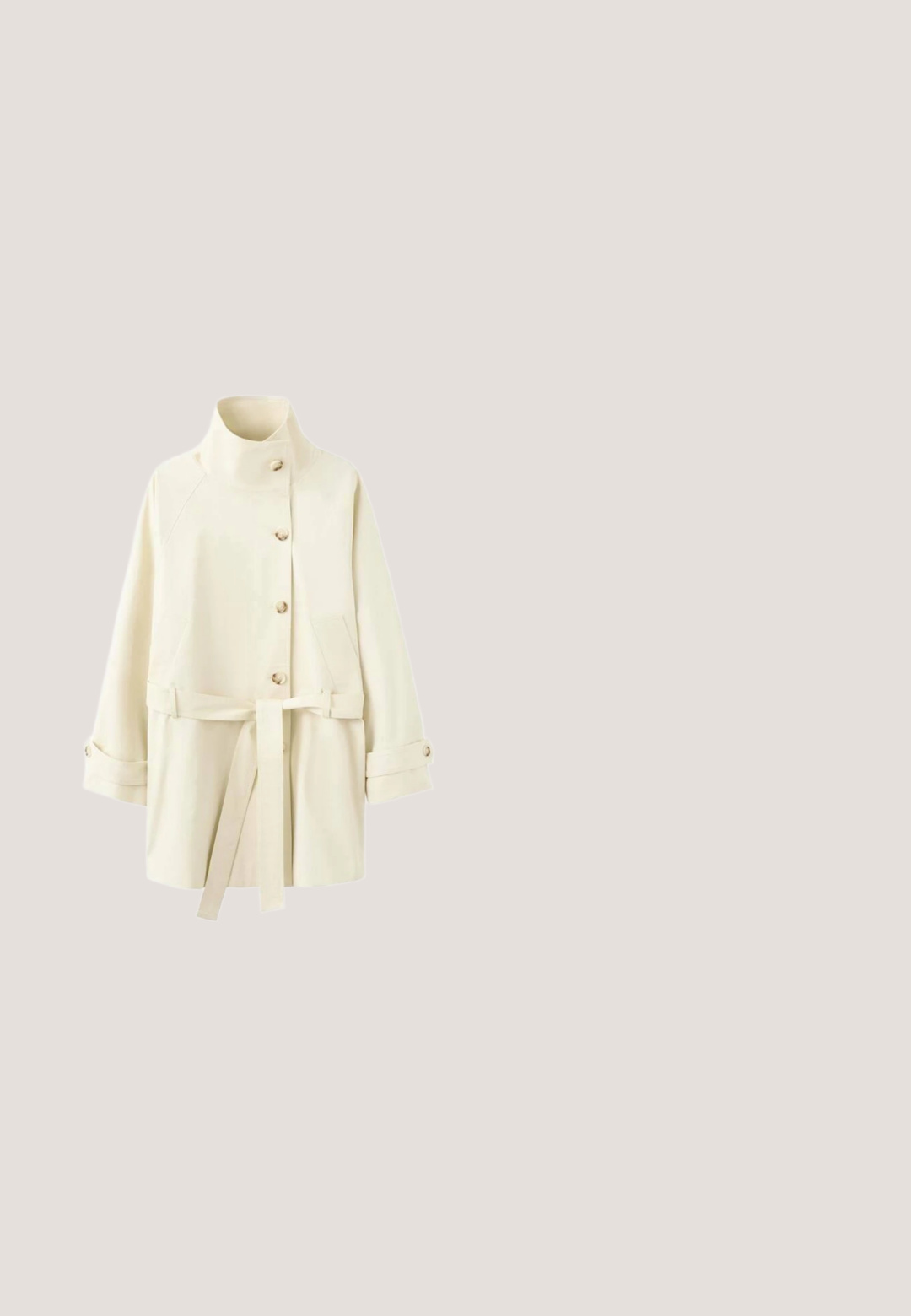Manteau boutonné couleur crème avec col montant, ceinture à la taille et poignets boutonnés, présenté sur un fond blanc.; Sweat-shirt à manches courtes de couleur rose clair avec de petits motifs de cœurs rouges dispersés et un col rond.; Salopette en coton rayée avec bretelles réglables, poche plaquée sur la poitrine, et pantalon à jambes larges aux rayures verticales noires et blanches.; Chaussure à talon haut rose à pois noirs, bout pointu, lien à nouer à la cheville et sangle à boucle sur fond blanc.; Lunettes de soleil forme œil de chat avec motif écaille de tortue, verres marron, monture angulaire et accents dorés sur fond blanc.; Sac à main rose avec une poignée supérieure tressée, des finitions en métal argenté, une poche zippée à l'avant et de longues franges sur les côtés ; matériau en simili cuir texturé.