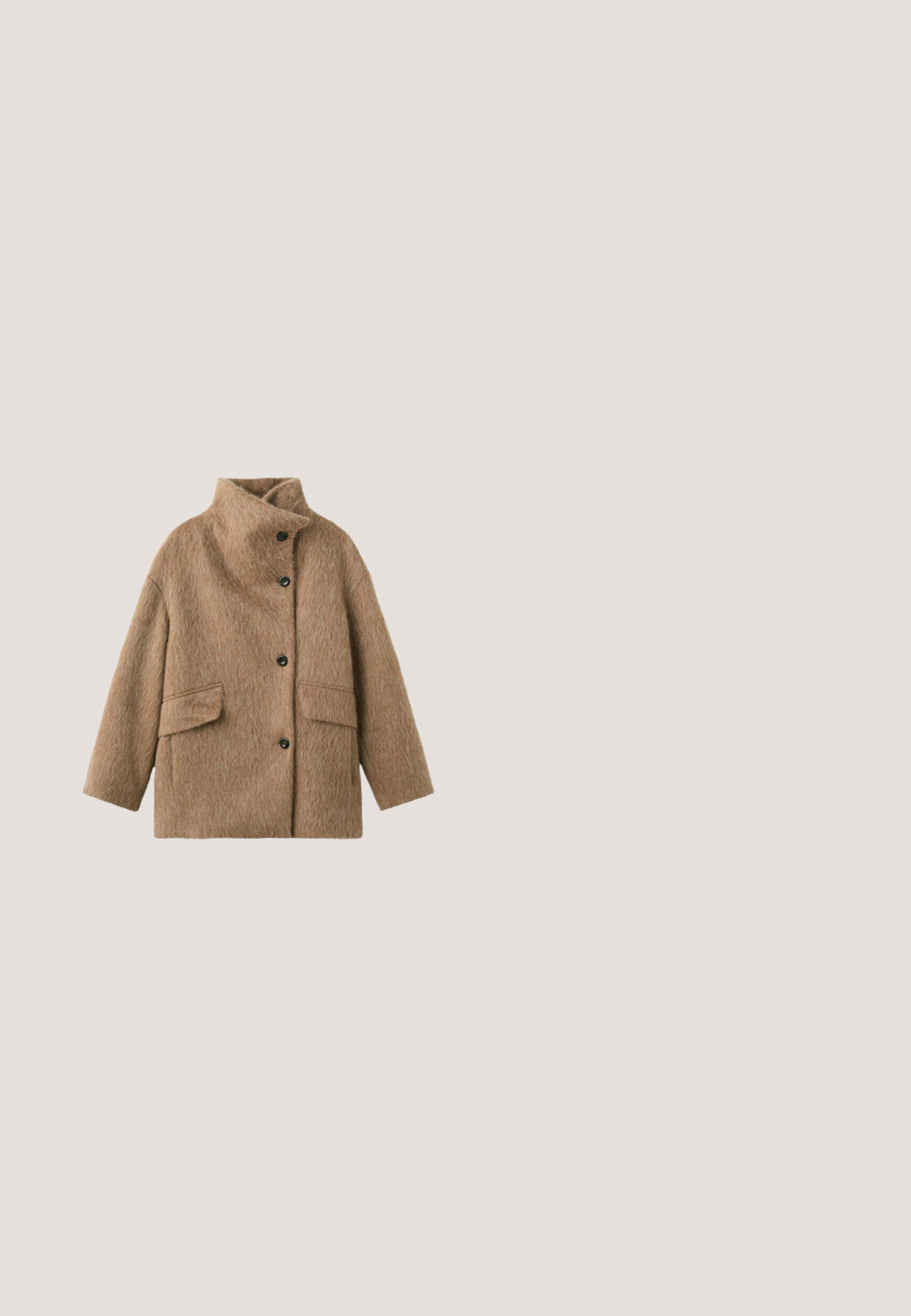 Manteau en laine marron avec col haut, quatre boutons noirs sur le devant et deux poches à rabat à l'avant.; Cardigan en maille marron foncé avec manches longues, fermeture à boutons sur l'avant et col en V, taille petite indiquée.; Chemise marron à manches longues avec un col rond, au design simple et ajusté, sans motifs ni logos visibles.; Pantalon large marron avec taille élastique et poches latérales, en tissu léger.; Bottines en daim marron avec une semelle plate, un bout arrondi et une petite languette, associées à un jean en denim bleu de coupe droite.; Grand sac à épaule en daim marron avec deux longues sangles et des côtés larges et anguleux, conçu pour être porté à la main ou à l'épaule.