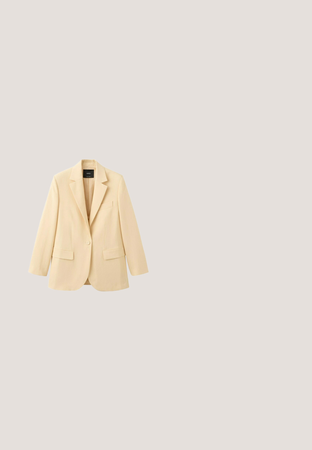 Beiger Ein-Knopf-Blazer mit Kerbkragen, zwei aufgesetzten Taschen vorne und einer Brusttasche, dargestellt auf weißem Hintergrund.; Schwarzes Kleid mit langen Puffärmeln, V-Ausschnitt, Knopfleiste, gefälteltem Oberteil und einem gerafften Rock. Aus leichtem Stoff gefertigt.; Schwarze knielange Lederstiefel mit spitzem Zeh, die über ausgeschnittene Akzente und eine strukturierte schwarze Veredelung an der Seite verfügen sowie einen Blockabsatz haben.; Braune durchsichtige quadratische Sonnenbrille mit Verlaufsgläsern und soliden braunen Bügeln, schräg auf weißem Hintergrund.; Schwarze gewobene Leder-Umhängetasche mit breitem Griff und abnehmbarem, verstellbarem Schulterriemen, auf weißem Hintergrund präsentiert.; Feine goldene Halskette mit abwechselnden weißen unregelmäßigen Perlen und polierten goldenen ovalen Perlen, mit einem Goldverschluss und verstellbarem Verlängerungsstück.