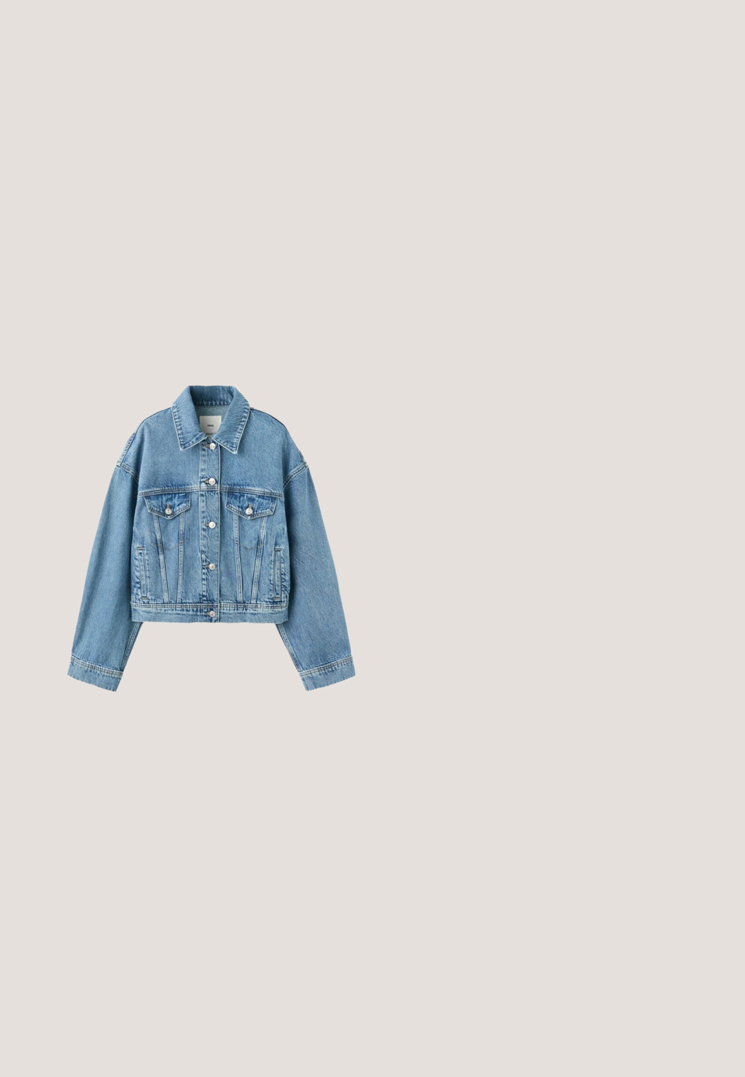 Lyseblå cropped denimjakke med lange ærmer, knaplukning foran, to brystlommer med klap og en klassisk krave.; Sort ærmeløs midi-kjole med tætsiddende ribbet overdel og udvidet nederdel, med rund halsudskæring og indsnævret talje.; Sort læder cowboy støvle med spids tå, dekorativ syning og en mid-høj blokhæl. Har broderede blomstermotiver på skaftet.; Sorte solbriller i acetat med firkantede glas, gradientfarve og guldfarvede detaljer på stængerne. Glat finish, elegant design.; Sort læderhåndtaske formet som en halvmåne med flettet håndtag, sølvfarvet logodetalje og aftagelig skulderrem på hvid baggrund.; Sølvkædearmbånd med små runde spiralformede led og en lobster-lås med en justerbar kædeforlænger.