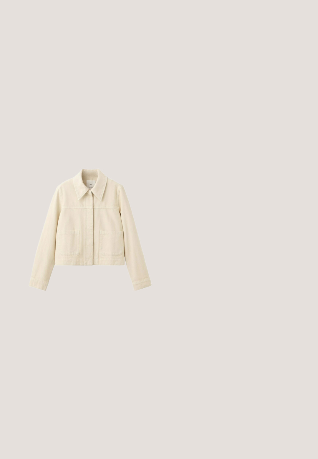 Beige cropped jakke med bred krave, lange ærmer, forlommer foran og skjult knaplukning.; Ærmeløs buksedragt med vide ben og tropisk blomsterprint i grønne, beige og brune nuancer samt flettede stropper.; Beige slip-on sandal med tekstureret overdel, justerbare spænder og en tyk, polstret sål. Letvægtsdesign velegnet til afslappet brug.; Guldmetal solbriller med brune gradientlinser. Har en katteøjeform, tynde stænger og skildpadde-mønstrede accenter på spidserne.; Flettet stråtaske med runde håndtag, med et orange Valentino-mærket bånd og matchende aftagelig skulderrem.; Halskæde lavet af små, lysebrune kammuslinger strammet tæt sammen med en sølvlås på en hvid baggrund.