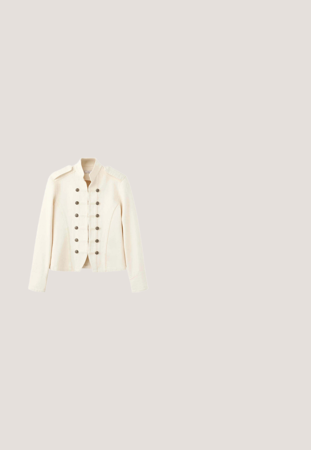 Off-white militærstil jakke med stående krave og to rækker dekorative metal knapper foran.; Lysbeige ærmeløs top med tynde stropper, der har et simpelt lige snit og en glat, let skinnende overflade. Ingen mønstre eller detaljer.; Steve Madden Højhælede sandaletter / Højhælede sandaler - ivy pearl leather ipl; Octagonale solbriller med gradientbrune linser, sølvmetalramme og brune plasttipper på stængerne.; Hvid skuldertaske med blomsterformet blondeoverflade og gyldent ovalt spænde, med justerbare beige stropper.; Delikat armbånd med guldkæde og et centralt vedhæng formet som en firkløver samt et justerbart lukke med en lille fuglevedhæng.