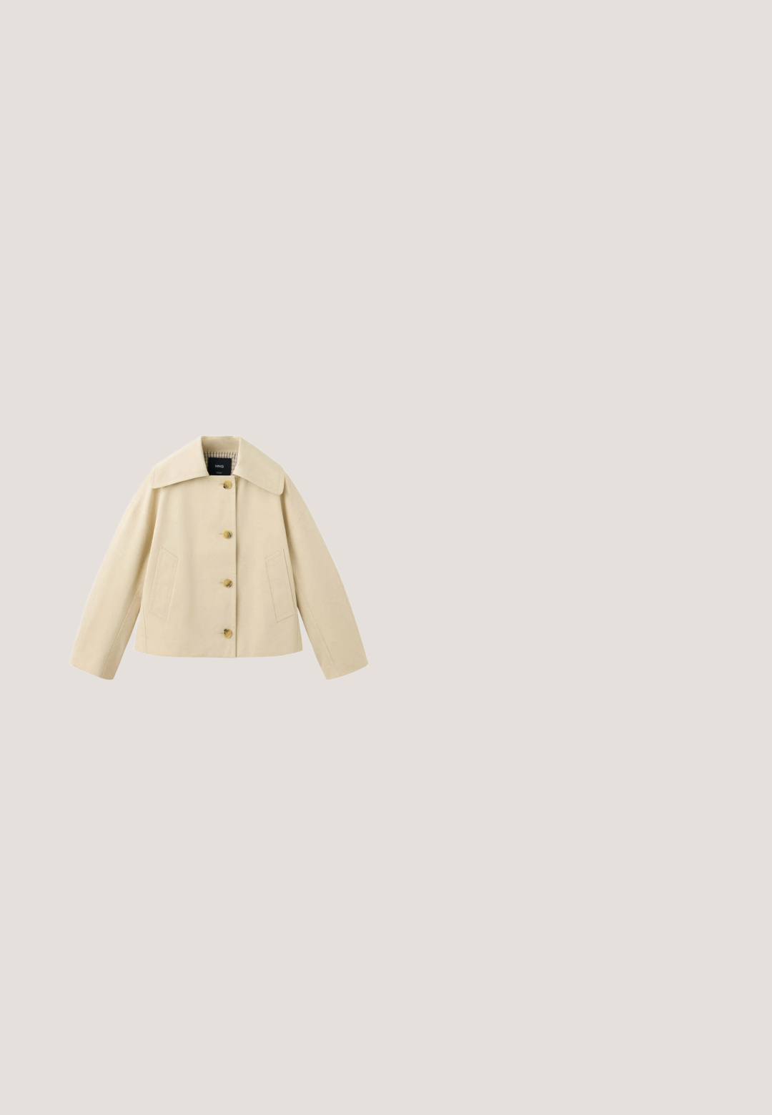 Chaqueta corta beige con cuello ancho, cuatro botones frontales y dos bolsillos laterales, mostrada sobre un fondo blanco.; Mono beige sin mangas con cuello halter y pantalones de pierna ancha, hecho de tela lisa, presentado sobre fondo blanco.; Sandalia deslizante beige con plantilla de corcho, suela de goma texturizada y un gran accesorio de hebilla dorada en una tira lisa.; Gafas de sol hexagonales de tono dorado con lentes marrón degradado, que cuentan con delgadas varillas metálicas y puntas de acetato marrón.; Bolsa de lona beige con asas de cuero marrón, presenta un neceser de cuero marrón desmontable y un detalle de colgante dorado.; Pulsera de oro con una delicada cadena y un colgante en forma de corazón con un centro abierto. Incluye un broche y longitud ajustable.