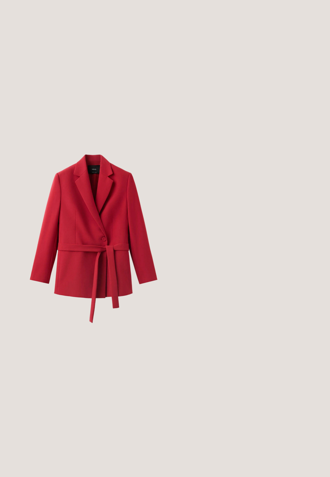 Rød skræddersyet blazer med lange ærmer, notch reverskrave, enkelt knaplukning og matchende stofbælte bundet i taljen.; Rød ærmeløs camisole top med tynde dobbelte spaghetti stropper og en lige halsudskæring på hvid baggrund.; Røde, højtaljede, plisserede brede bukser lavet af glat stof. Har bæltestropper og en frontlukning med lynlås. Klassisk skræddersyet design.; Rødt læder slingback højhælet sko med spids tå, krokodillestruktur og guldlås på justerbar rem.; Burgunderrød clutch-pung med en sølvfarvet kædestropp, der har en tekstureret overflade, et topgreb og et dekorativt logo prydet med rhinsten.; Guldøreringe med ovale røde ædelsten, omkranset af kløftindstillinger. Toppen har små, klare, runde ædelsten på en struktureret ring.