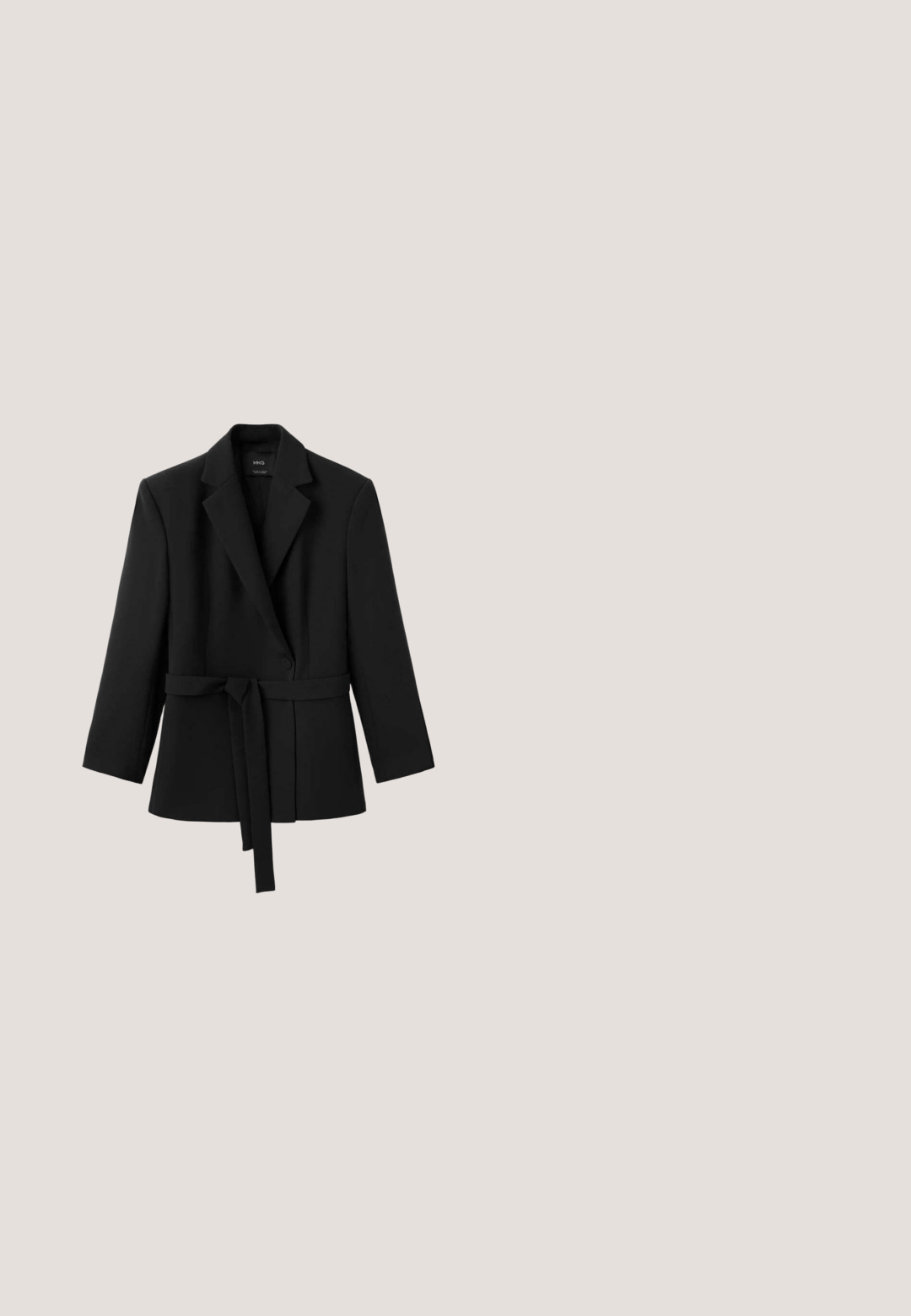 Blazer negro de manga larga con cuello con solapas y cinturón adjunto atado a la cintura, colgado sobre un fondo blanco.; Vestido blanco sin mangas de punto acanalado con una silueta ajustada, que llega por debajo de las rodillas. Diseño simple y minimalista, sin patrones ni herrajes.; Zapato slingback puntiagudo con rayas de cebra en negro y beige, tacón bajo curvado negro y adorno de cuentas negras en la parte superior.; Gafas de sol negras de gran tamaño con lentes grises, que cuentan con un grueso marco de plástico, detalles de metal y una placa con el logo en el lado exterior.; Bolso de cuero negro con una forma estructurada, herrajes en tono dorado y un adorno con borla. Cuenta con una correa para el hombro desmontable y un asa superior.; Collar con colgante de hoja de ginkgo dorada con un acabado texturizado, suspendido de una cadena fina. El colgante tiene detalles intrincados y una superficie pulida.