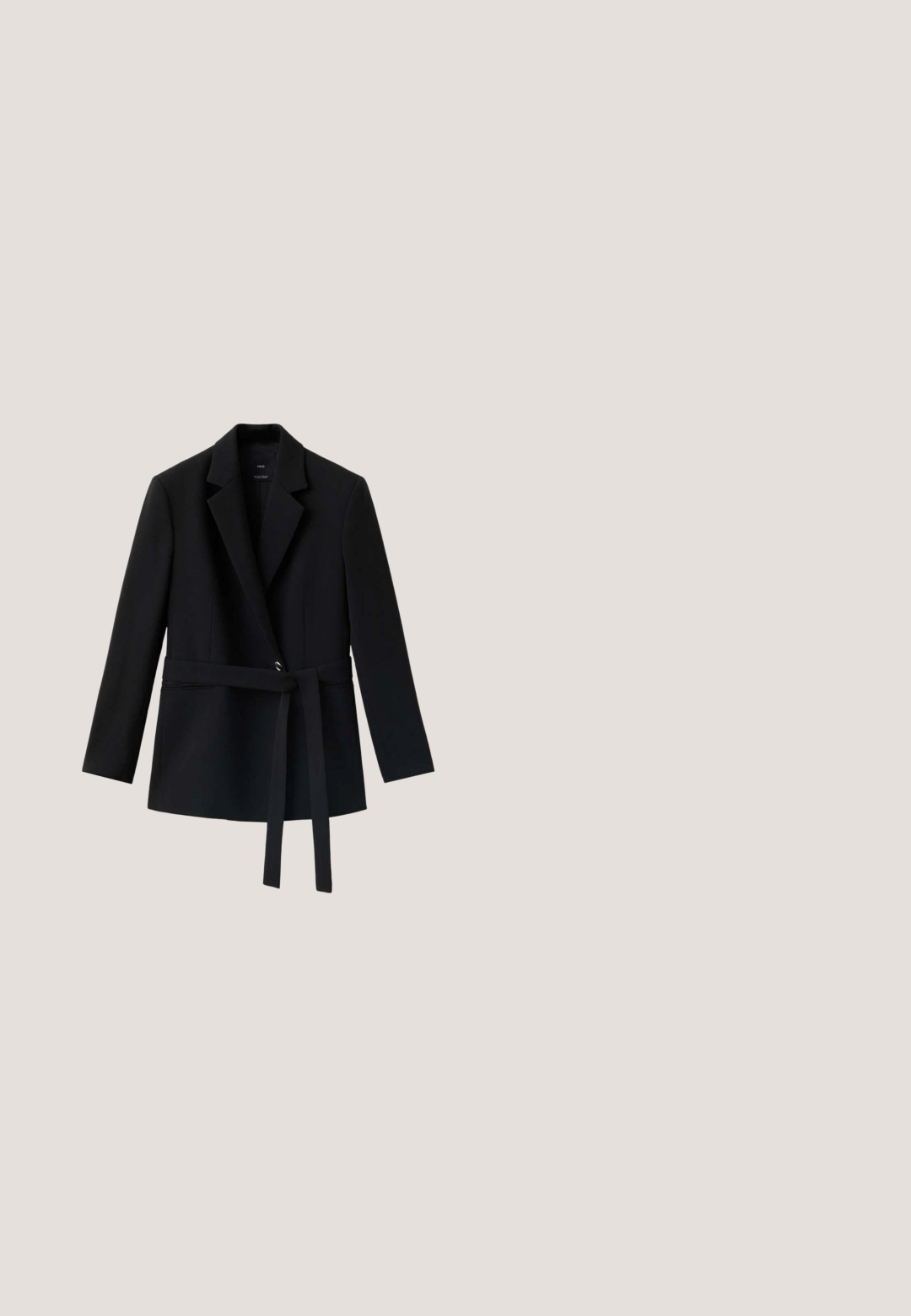 Blazer negro a medida con mangas largas, solapa con muesca, cierre de un solo botón y cinturón a juego atado a la cintura sobre fondo blanco.; Mono negro de un solo hombro con perneras anchas y un detalle de nudo en la única tira del hombro.; Mules de tacón abierto y negro con un acabado de cuero brillante, tacón en bloque afilado y una tira curva suave que atraviesa el empeine.; Gafas de sol negras estilo ojo de gato con lentes oscuras y detalles dorados en las patillas delgadas, mostradas en ángulo sobre un fondo blanco.; Bolso de cuero negro con textura suave, cierre de solapa curva, herrajes dorados, correa ajustable y un detalle sutil de logo en relieve.; Pulsera de cadena de oro con pequeñas perlas blancas y acentos dorados. Incluye un cierre de langosta y una cadena de extensión para un ajuste ajustable.