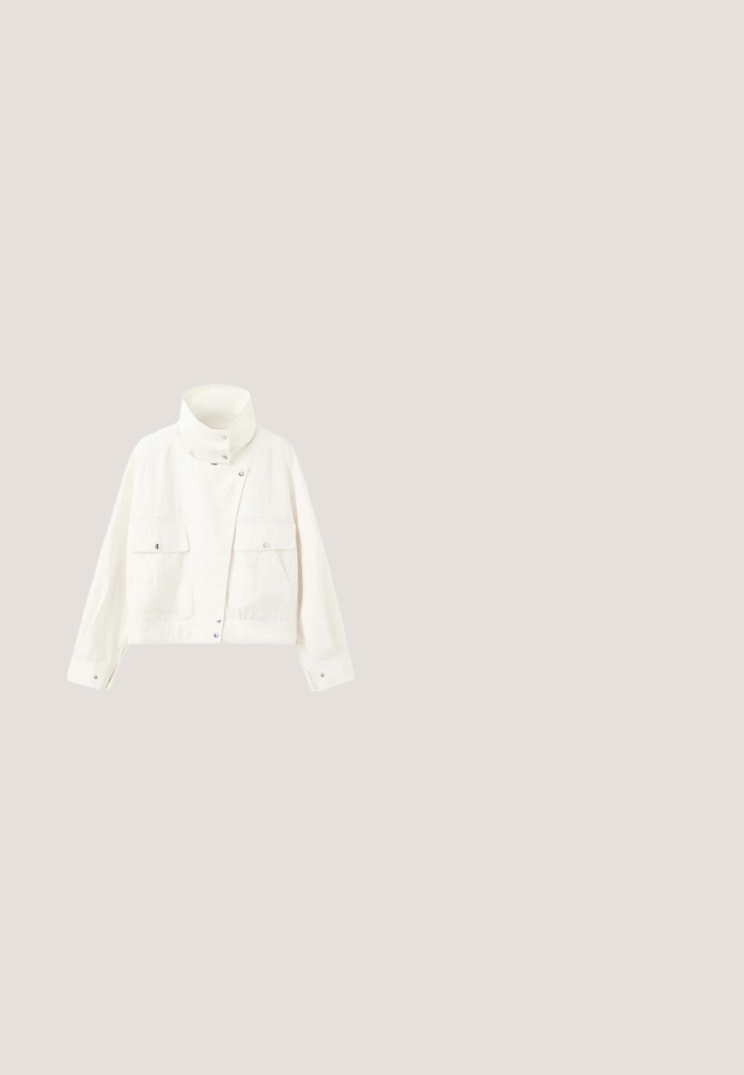 Weiße, kurze Jacke mit hohem Kragen, langen Ärmeln, vorderen Druckknöpfen und zwei Klappentaschen mit Knopfverschluss.; Ärmelloses gestricktes Neckholder-Top mit hohem Rippkragen und Fransenband, mit horizontalem beige-cremefarbenem offenem Ringelmuster.; Weiße, ausgestellte Jeans aus einem glatten Baumwollstoff, mit fünf Taschen, einem Metallknopfverschluss und Gürtelschlaufen. Die Beine haben ein leichtes Verfeinerungsdetail.; Beige Wildleder-Cowboystiefel mit spitzer Zehe, dekorativer Stickerei, flügelartigem Design am Schaft und niedrigem braunen Blockabsatz.; Dunkle tortoise-farbene rechteckige Sonnenbrille mit grün getönten Gläsern und Calvin Klein Branding am Bügel.; Große gewebte hellbraune Handtasche mit Ledergriffen und Quasten-Blumenanhänger, mit einem kleinen Metall-Brandlabel auf der Vorderseite.