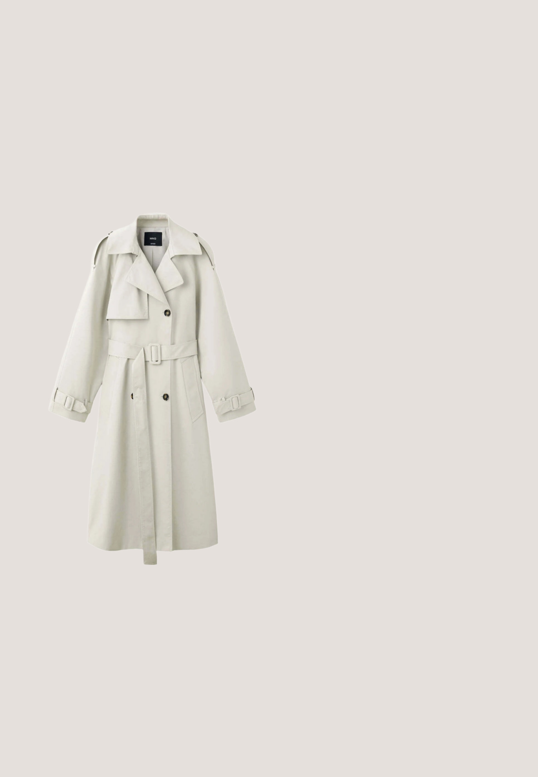 Lichtbeige trenchcoat met brede revers, dubbelrij knopen, tailleceintuur, schouderepauletten en manchettenbandjes.; Lange, lichtgele halterjurk met geplooide stof rond de buste en een vloeiende geplooide rok, weergegeven op een witte achtergrond.; Witte slingback hakken met een vierkante neus, een gestructureerd krokodillenpatroon en een blokhak, met een kleine metalen gesp als accent.; Achthoekige zonnebril met een transparant grijs montuur, donker getinte glazen en olijfgroene pootjes met een textuurdetail en metalen accent.; Witte doorgestikte leren schoudertas met gouden kettingriem en gouden rechthoekige gesp aan de voorkant.; Gouden kettingarmband met vijf kleine bloembedels bezet met diamantjes en een verstelbare sluiting met een klein rond label.