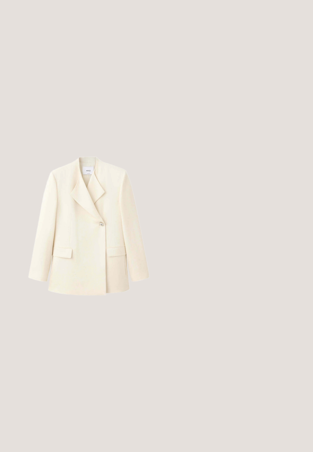 Crèmekleurige damesblazer met brede revers, eenknopsluiting en voorflapzakken, weergegeven op een witte achtergrond.; Beige mouwloze bodycon-jurk met horizontale bandage-strepen, diepe V-halslijn met horizontale uitsparingen op de bovenborst.; Beige lakleren high-heeled pumps met een spitse neus, ondiepe uitsnijdingen aan de zijkanten en een slanke hak. Gladde textuur met een glanzende afwerking.; Zonnebril met vierkante lenzen, gradiënt bruine tint, gouden metalen frame, schildpadachtige armen en decoratieve accenten bij de scharnieren.; Beige leren handtas met een bamboe handvat aan de bovenkant, een verstelbare schouderriem en gouden hardware accenten. Beschikt over een gestructureerd ontwerp en logo-details.; Roségouden ketting met een delicate schakel, voorzien van een berenvormige hanger versierd met heldere rhinestones en een kleine lus voor het sluiting.