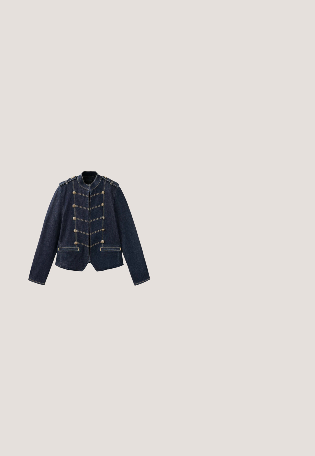 Veste en denim bleu foncé avec boutons de style militaire, épaulettes sur les épaules et surpiqûres jaunes contrastantes.; Haut en maille bleu marine à manches courtes avec col à volants, patte boutonnée et fines rayures verticales texturées à l'avant.; Next WIDE - Wide Leg - rinse; Mocassin en cuir noir avec un bout arrondi, une couture décorative et une bride avec un accent doré. Doté d'un petit talon carré et d'une semelle texturée.; Sac à main en cuir marine avec un design structuré, une anse supérieure et une bandoulière amovible. Il présente une fermeture rabat et un logo sur le devant.; Boucles d’oreilles créoles en or avec pendentifs en forme de coquillage marbré bleu suspendus à chaque créole, présentés sur un fond blanc.