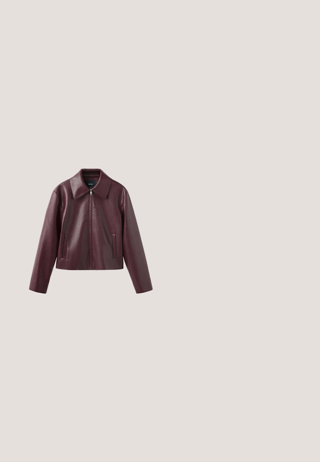 Veste en similicuir bordeaux foncé avec un large col, une fermeture éclair à l'avant, des manches longues et deux poches verticales sur le devant.; T-shirt violet foncé à manches courtes, col rond, coupe décontractée avec de légers fronces sur les côtés, fond blanc.; Jupe midi bordeaux en tissu doux avec une large ceinture élastique. Présente une coupe fluide qui se resserre légèrement vers l'ourlet.; Anna Field by Zalando Bottes - bordeaux; Lunettes de soleil bordeaux avec des montures rectangulaires et des verres marron. Présentent des accents dorés sur les branches pour un détail supplémentaire.; Sac à main en cuir brun foncé avec une finition lisse, une bandoulière ajustable et un fermoir doré sur fond blanc.