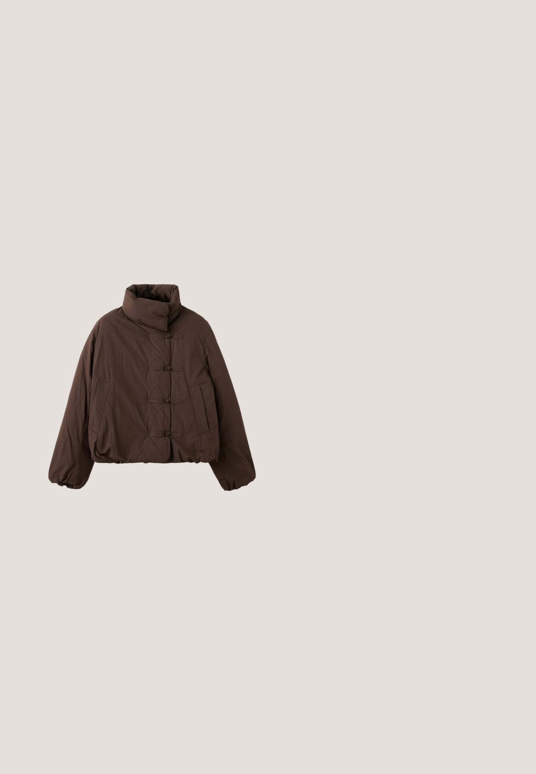 Veste matelassée marron avec col montant, fermetures à boutons bascule, manches longues avec poignets élastiques et deux poches latérales.; Cardigan marron foncé à manches longues avec un col côtelé haut et une rangée complète de boutons sur le devant.; T-shirt à manches longues marron foncé à col rond avec un design simple et épuré, posé à plat sur un fond blanc.; Jean marron à jambe droite avec bouton frontal, fermeture éclair et design à cinq poches sur fond blanc.; Baskets basses en daim marron avec une bande blanche sur le côté, lacets blancs et semelle en caoutchouc marron clair, montrées de profil sur fond blanc.; Sac cabas en daim marron foncé avec deux bretelles et un design minimaliste sur fond blanc.