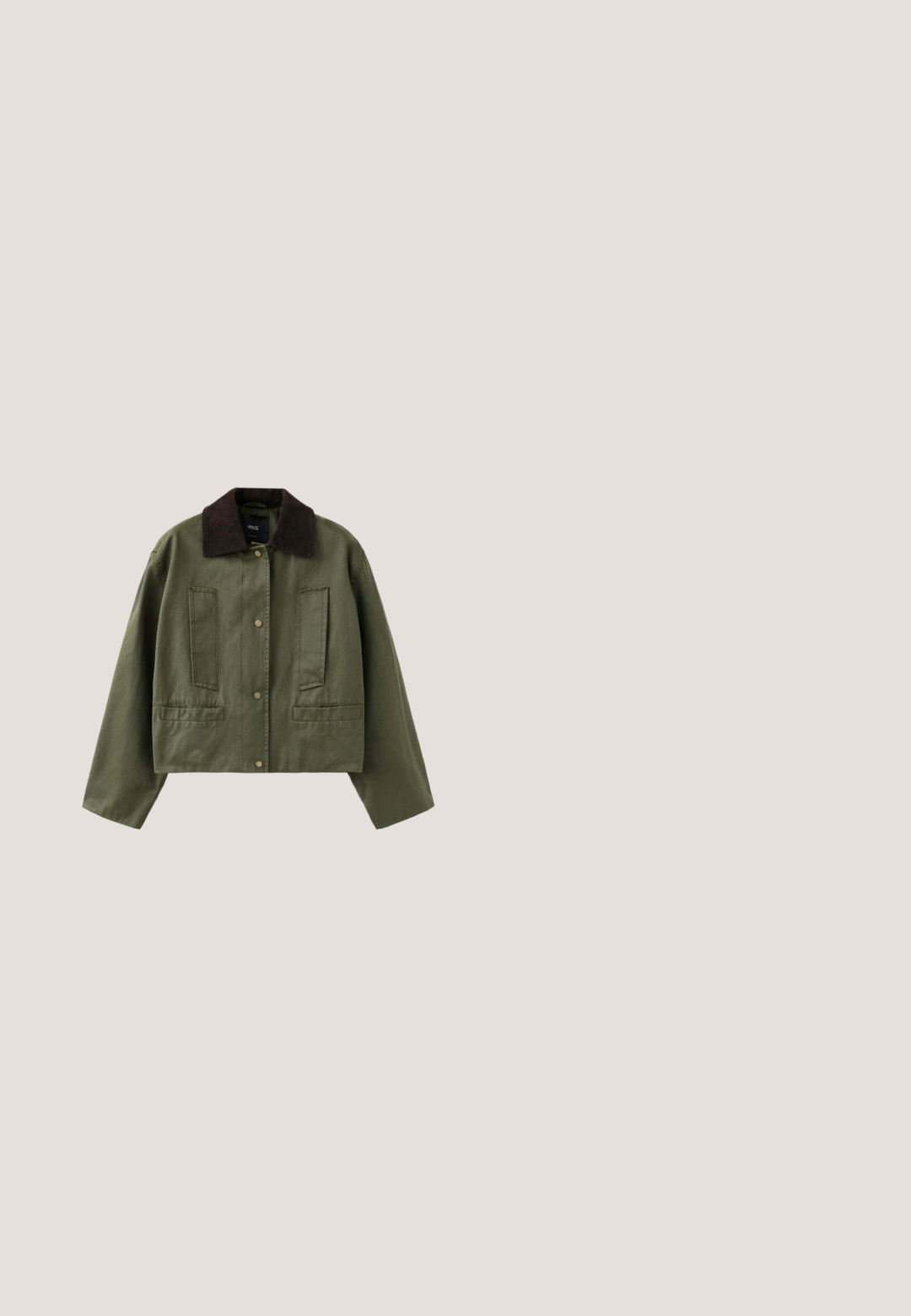 Chaqueta corta verde con cuello marrón oscuro, cierre frontal con botones a presión y cuatro bolsillos delanteros.; Top de punto cortos de manga en color beis claro con detalle de bufanda adjunta drapeada alrededor del escote.; Pantalones marrones de pierna ancha con costuras delanteras, trabillas para cinturón y cierre de cremallera, mostrados sobre un fondo blanco liso.; Bota de montar de cuero marrón con punta redondeada, caña alta y hebilla decorativa en la parte superior. Presenta acentos cosidos y un tacón bajo.; Gafas de sol de carey marrón con lentes verdes, de forma cuadrada, con patas gruesas que tienen un estampado de leopardo y un sutil detalle de marca en el costado.; Bolso tote grande de ante marrón oscuro con dos largas correas para el hombro y un diseño simple y sin adornos sobre fondo blanco.