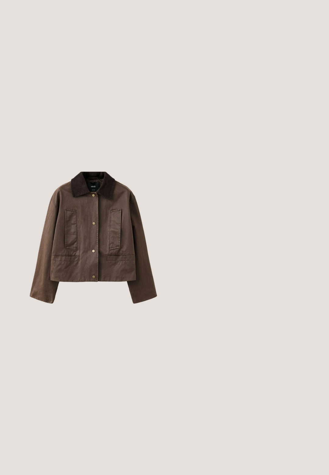 Bruine cropped jas met brede kraag, knoopsluiting aan de voorkant, twee verticale borstzakken en twee horizontale onderste zakken.; Bruin geribd shirt met korte mouwen, ruches aan de mouwen en een ronde hals, gemaakt van zachte stof.; Bruine wijde broek in katoenmix, met een rafelige zoom, sluiting met een knoop aan de voorkant en een klassieke vijf-pocketstijl. Minimalistisch en veelzijdig.; Donkerbruine leren kittenheel schoenen met een spitse neus, een dunne enkelband en een kleine gouden gesp.; Rechthoekige schildpadzonnebril met donkerbruine glazen en slanke pootjes, afgebeeld tegen een witte achtergrond.; Bruine suède handtas met dubbele handvatten en goudkleurige metalen ringdetails op een witte achtergrond.