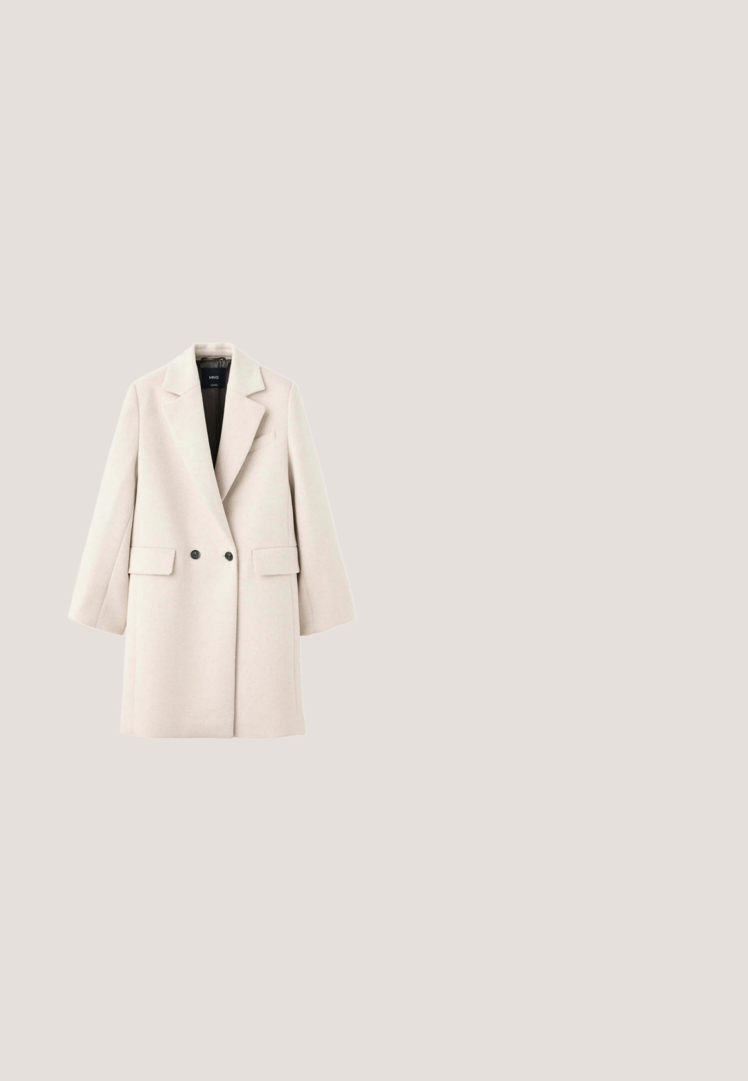 Manteau en laine beige à simple boutonnage avec larges revers, deux boutons noirs, poches à rabat et manches longues, suspendu sur fond blanc.; Cardigan long à manches longues en maille côtelée crème avec de petits boutons ronds disposés en diagonale sur le devant.; Mango Polo - white; Jean beige à jambes larges avec bouton et fermeture éclair à l'avant, deux poches avant et passants pour ceinture, présenté sur un fond blanc.; Baskets de sport blanches avec une accentuation métallique dorée, en cuir lisse et tissu texturé, design à lacets, semelle rembourrée et bout rond.; Sac à main rectangulaire beige avec poignées tressées, ferrures dorées, breloques clés décoratives et logo de la marque au centre devant.