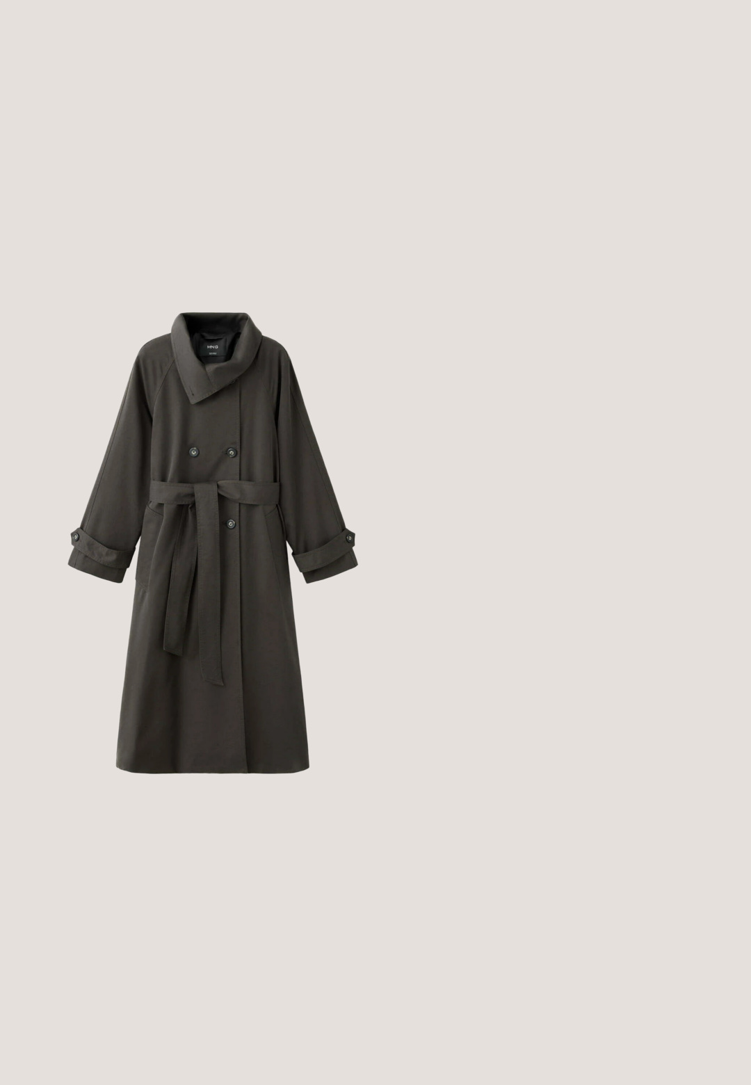 Dunkelgrauer, zweireihiger Trenchcoat mit weitem Kragen, geknöpften Manschetten, Seitentaschen und passendem Stoffgürtel in der Taille.; Schwarzes Langarmshirt mit weitem Bootsausschnitt und gerafftem Stoffdetail an der Taille, flach auf weißem Hintergrund gelegt.; Schwarze, weit geschnittene Jeans aus Denim mit hoher Taille, die ein Fünf-Taschen-Design und einen einzelnen Knopfverschluss vorne aufweist.; Hoher schwarzer Gummistiefel mit verstellbarem Riemen und Metallschnalle an der Seite, strukturierter Sohle und Zuglasche hinten.; Schwarze ovale Sonnenbrille mit braun getönten Gläsern und dünnen schwarzen Bügeln, dargestellt vor weißem Hintergrund.; Schwarze Lederhandtasche mit zwei langen Henkeln und einem gerafften Design am Boden, vor weißem Hintergrund gezeigt.