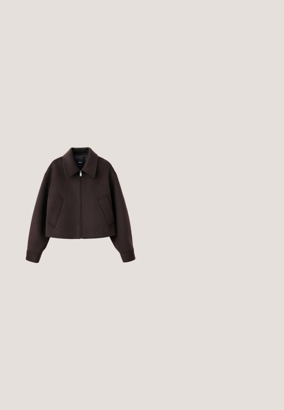 Donkerbruine cropped jas met kraag, rits aan de voorkant en twee schuine voorzakken, getoond op een witte achtergrond.; Bruin V-hals shirt gemaakt van zacht materiaal, met een gladde textuur en subtiele glans. Het etiket vermeldt "NEXT," wat het merk aangeeft.; Donkerbruine broek met elastische tailleband, zijzakken en rechte, wijde pijpen die boven de enkel zijn afgeknipt.; Bruine, met fleece gevoerde ballerina met een ronde neus. Zachte textuur en naadloos ontwerp, met een low-profile silhouet. Geen zichtbare hardware.; Oversized zonnebril met schildpadmotief, brede montuur en beige getinte glazen, afgebeeld tegen een witte achtergrond.; Zachte bruine suède schoudertas met een brede band en een losse, driehoekige vorm op een witte achtergrond.