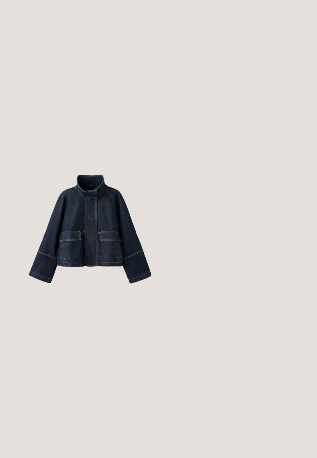 Donkerblauwe spijkerjas met hoge kraag, klepzakken aan de voorkant, brede mouwen en zichtbare stiksels op een witte achtergrond.; Polo met korte mouwen met brede horizontale strepen in lichtblauw en bruin, voorzien van een knoopsluiting met twee knopen en een puntige kraag.; Donkerblauwe denimshorts met riemlussen, voorzakken en gele stiksels, afgebeeld tegen een witte achtergrond.; Marine rubber regenlaars met een ronde neus, gestructureerd oppervlak, verstelbare gesp detail en Hunter logo nabij de bovenkant. Stabiele profielzool.;  Schildpad zonnebril met een vierkante vorm, gradient lenzen en een gouden logo accent aan de zijkant. Het montuur heeft een glanzende textuur.; Zwart-witte horizontaal gestreepte draagtas met oranje tekst "MADS NØRGAARD COPENHAGEN" en twee gestreepte handvatten.