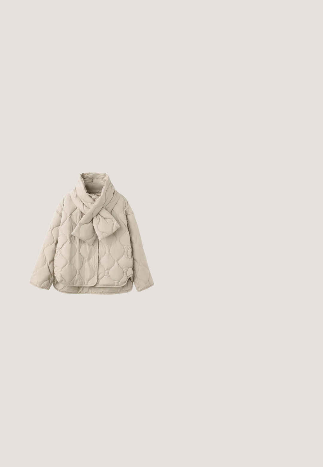Chaqueta acolchada beige con cuello alto diseñado como una bufanda, mangas largas y dobladillo redondeado.; Primer plano de una prenda de tela texturizada beige con una etiqueta cosida que dice Mango Home y talla EU US XS MEX CH.; Camiseta de manga larga y cuello redondo en color blanco roto, hecha de una tela suave y elástica con una textura lisa y un diseño ajustado.; Pantalones de pierna ancha en color beige claro, confeccionados en una tela suave y texturizada, con una cinturilla elástica y sin herrajes ni patrones visibles.; Zapatillas altas de ante beige con suela de goma gruesa, que cuentan con una lengüeta plegable, puntera redondeada y cordones decorativos.; Bolso beige con paneles de piel sintética suave, asas de cuero y una parche rectangular en el frente, diseñado para llevar en la mano o al hombro.