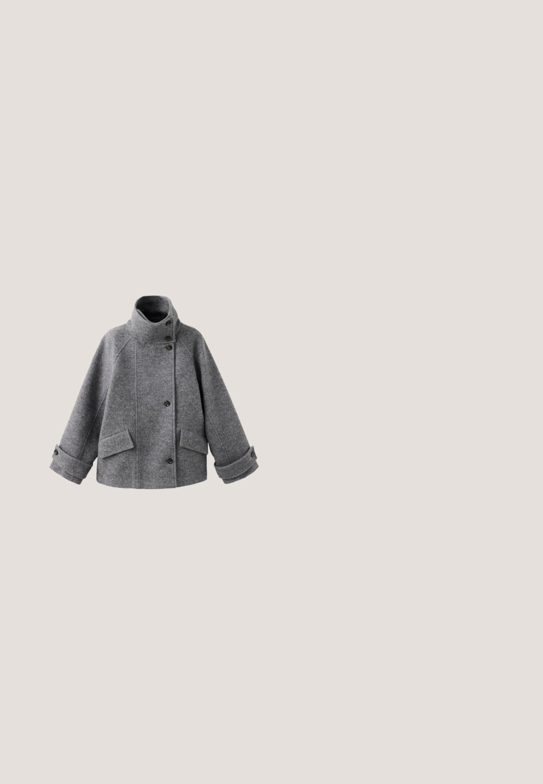 Manteau en laine gris avec col montant, devant boutonné, manches longues avec poignets boutonnés et deux poches à rabat.; Cardigan tricoté gris à manches courtes, col rond et fermeture à bouton. Texture douce, design subtil et coupe relaxée, courte.; Pull tricot coupe courte gris foncé à manches courtes avec col rond, présentant une coupe ample et des manches raglan, fabriqué à partir d'un tissu doux et texturé.; Tissu à motif pied-de-poule en noir et blanc, présentant une taille avec une étiquette de fabricant. Texture lisse, design plissé.; Mocassin en cuir noir brillant avec un petit talon et une bride à franges sur le dessus, présenté de profil sur fond blanc.; ESTRO Cabas - black
