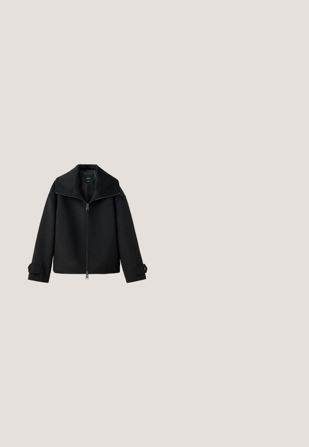 Veste noire zippée avec col large et poignets à boutons, présentée sur fond blanc.; Chemise noire à manches courtes avec col roulé, ourlet droit et coupe légèrement ample.; Pantalon noir à jambes larges avec passants de ceinture et poches avant, présenté à plat sur fond blanc.; Bottes en cuir noires montant jusqu'au genou avec une texture lisse, bout rond, semelle plate et design minimaliste, comprenant des coutures cousues et aucun matériel visible.; Lunettes de soleil noires œil de chat avec verres teintés vert foncé, vue de face, sur fond blanc uni.; Sac cabas en cuir noir avec deux longues bretelles et une petite poche avant, présenté sur fond blanc.