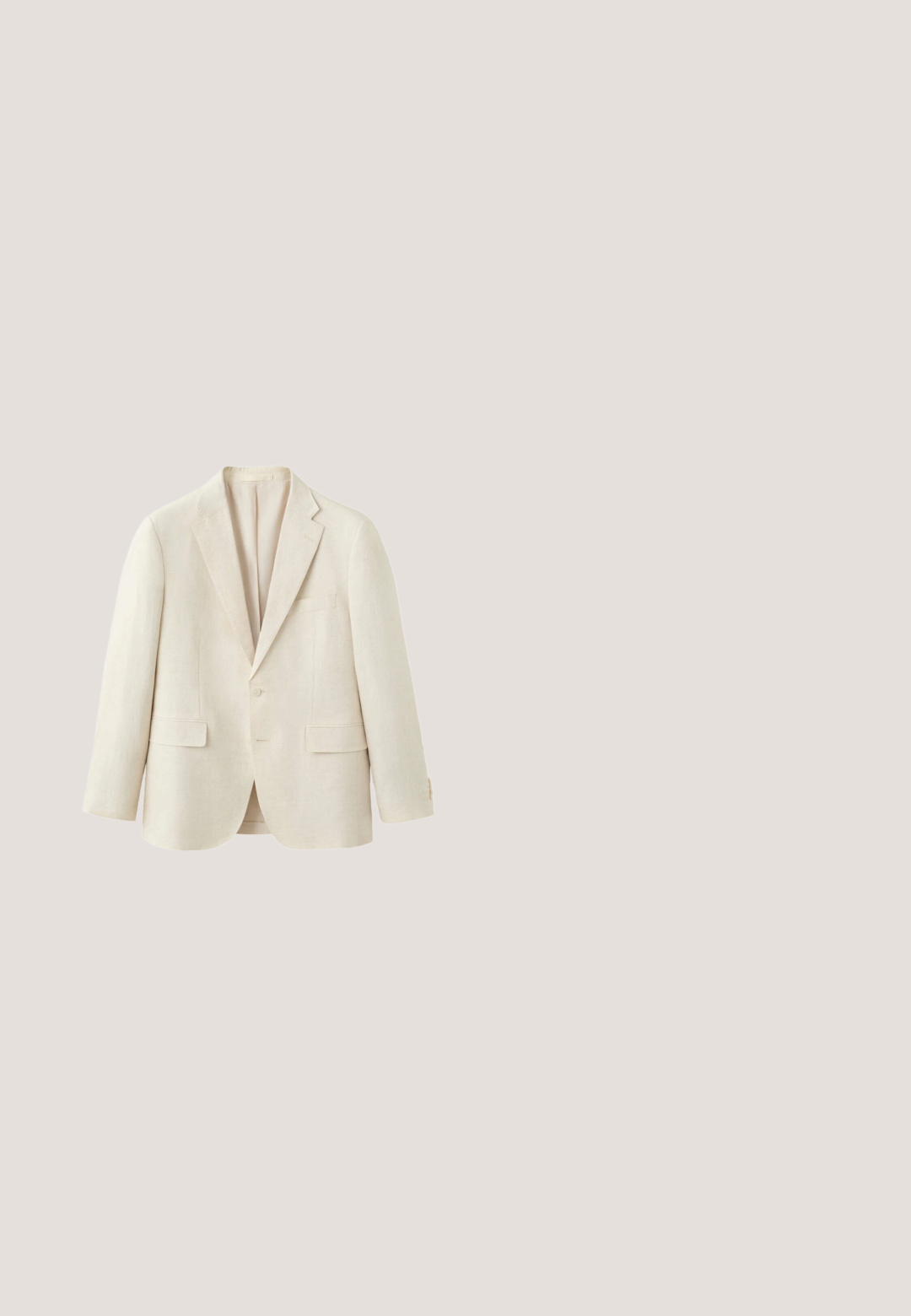 Beiger einreihiger Blazer mit Kerb-Revers, zwei Vorderklappentaschen, einer Brusttasche und zwei Knöpfen an den Manschetten.; Weißes kurzärmeliges Hemd mit Knopfverschluss, ausgestattet mit einer einzelnen Tasche, strukturiertem Stoff und hellgelben Knöpfen.; Beige maßgeschneiderte Hose mit Gürtelschlaufen, Frontreißverschluss und zwei Seitentaschen aus leichtem Stoff.; Brauner Wildleder-Slipper mit geflochtener Jutesohle und flacher Gummisohle, Seitenansicht auf weißem Hintergrund.; Beige Cordtasche aus Cord mit zwei Griffen, Überschlagverschluss, vorderer Reißverschlusstasche und kleiner Überschlagtasche vor weißem Hintergrund.; Brauner geflochtener Stoffgürtel mit dunklen Lederenden und einer silbernen rechteckigen Metallschnalle vor weißem Hintergrund.