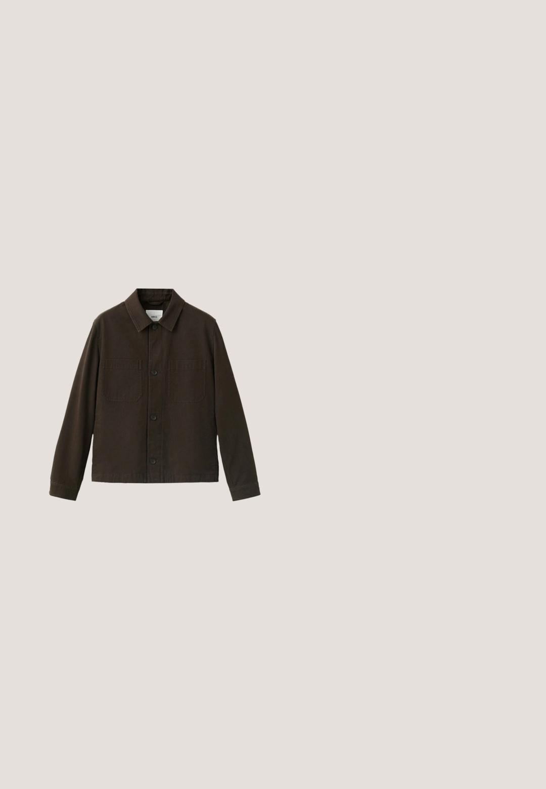 Chaqueta marrón oscuro abotonada, con mangas largas, cuello y dos bolsillos en el pecho, mostrada sobre un fondo blanco.; Jersey de manga larga de color marrón oscuro con puños y bajo acanalados, que cuenta con un cuello con cremallera hasta la mitad y un cuello alto acanalado.; Polo marrón de manga corta con cuello de canalé y apertura en forma de V, presentado sobre un fondo blanco liso.; Pantalones cortos casuales de color marrón oscuro con botón frontal, cierre de cremallera, trabillas para cinturón y bolsillos laterales mostrados sobre fondo blanco.; Zapatos de cuero marrón con puntera redondeada y diseño de cordones. Presentan una superficie texturizada y una suela de goma de alta tracción. Logo sutil en el lado.; Bolso de viaje de cuero trenzado marrón con acentos de cuero suave, doble asa, correa de hombro ajustable y cierre de cremallera.