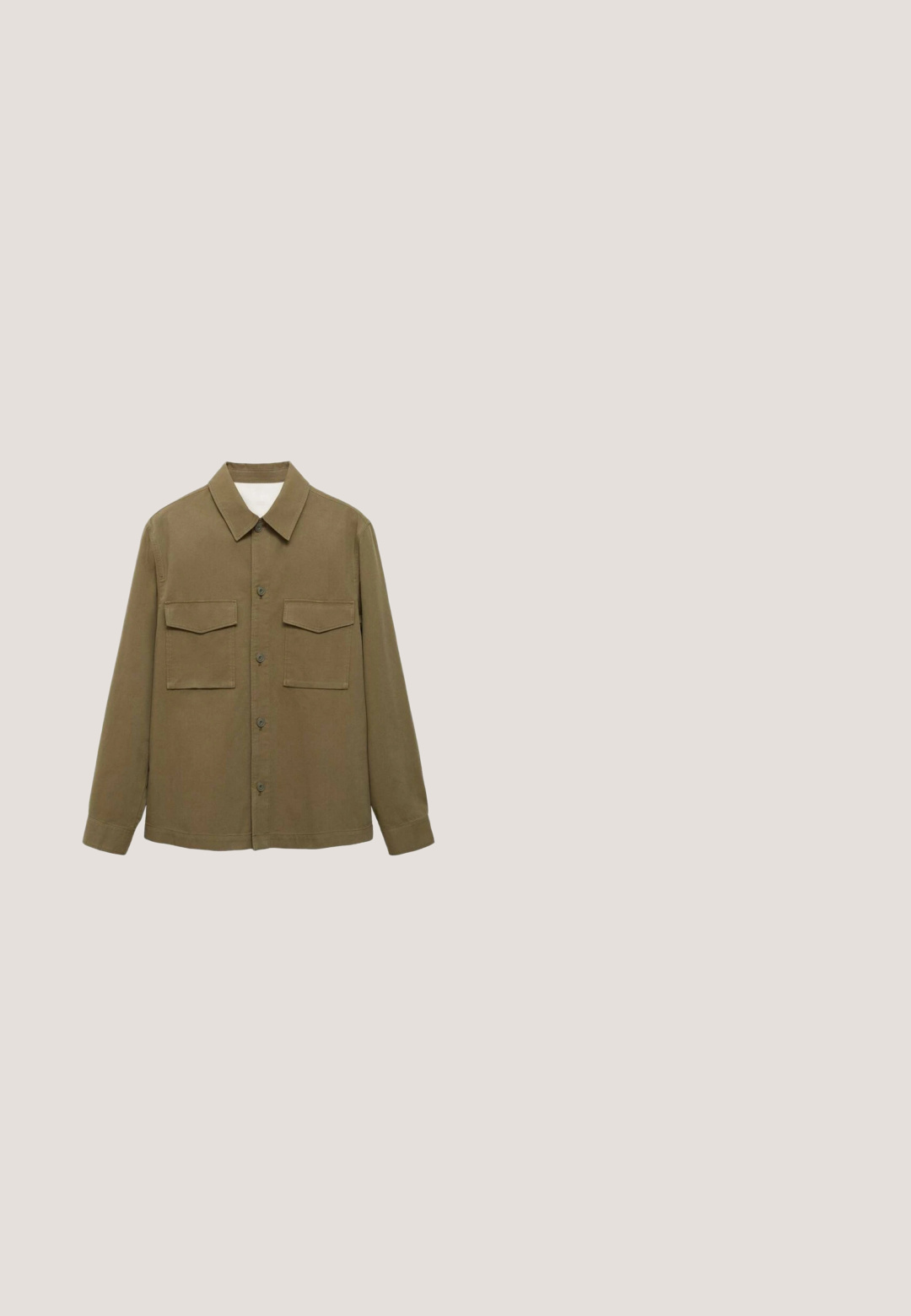 Olivgrünes, langärmliges Hemd aus Baumwolle mit Button-Down-Kragen, zwei Brusttaschen und geradem Saum. Glatte, matte Textur.; Beige Leinenhemd mit kurzen Ärmeln, Camp-Kragen und fünf weißen Knöpfen vorne.; Lässige olivgrüne Hose aus einem weichen Stoff. Mit geradem Beinschnitt, Fronttaschen und Knopfverschluss. Keine sichtbaren Muster.; Beiger Wildleder-Wüstenstiefel mit zwei Ösen, genähter Sohle und niedrigem Knöchelkragen, seitlich auf weißem Hintergrund dargestellt.; Grüne Stoff-Umhängetasche mit braunen Lederakzenten, einer Vorderklappe, verstellbarem Schultergurt und Reißverschlussverschluss an der Oberseite. Ausgestattet mit goldenen Beschlägen.; Geflochtener brauner Ledergürtel mit einer silbernen Metallschnalle, verfügt über eine glatte Textur und eine Lederschlaufe für zusätzliche Details.