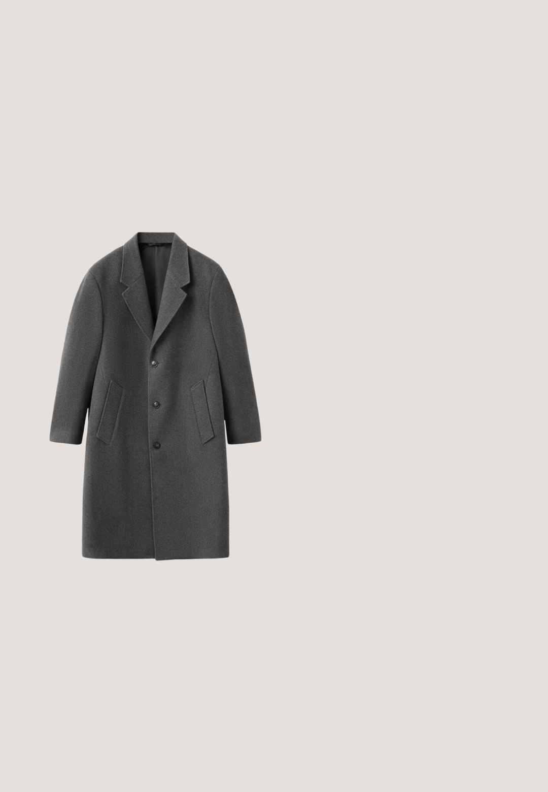 Manteau en laine gris au design ajusté, avec un col à revers, trois boutons sur le devant et deux poches latérales. Texture lisse et longueur jusqu'aux genoux.; Pull en tricot gris avec un col rond, des poignets et un ourlet côtelés, offrant une coupe décontractée et une texture douce.; T-shirt blanc uni à manches courtes et col rond avec une petite étiquette noire au niveau du col, sur fond blanc.; Pantalon gris sur mesure à coupe droite, présentant des plis plats à l'avant, une fermeture à bouton unique et un tissu lisse et texturé.; Bottines en daim marron avec une texture douce, des bouts arrondis et des détails de couture minimalistes. Semelles plates en caoutchouc avec une languette d'extraction à l'arrière.; Trousse de toilette rectangulaire noire en cuir avec poche zippée à l'avant et anse latérale sur fond blanc.
