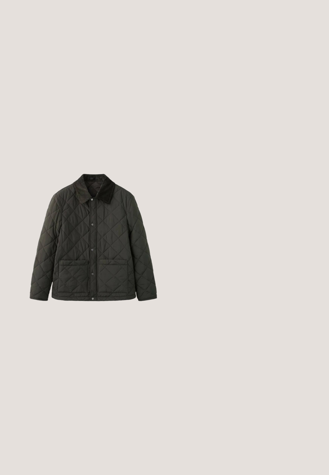 Quiltet jakke i mørkegrøn med en fløjlsagtig krave, trykknaplukning og to forlommer. Stoffet er tekstureret og holdbart.; Sort langærmet sweater lavet af ribbet materiale med rund halsudskæring. Har et subtilt logo på brystet og en kontrasterende indvendig krave.; Langærmet skjorte med knapper, rødt, blåt og sort ternet mønster, knaplukket krave og brystlomme på hvid baggrund.; Sorte denimbukser med slim fit, der har et standard fem-lomme-design, metallisk knap og diskrete syninger.; Brun læder ankelstøvle med en struktureret finish, sort ruskind accent, lynlås i siden, snørebånd foran og gummisål.; Sort skuldertaske med tekstureret stof, glatte læderdetaljer, justerbar rem, lynlåslukning og præget logo.