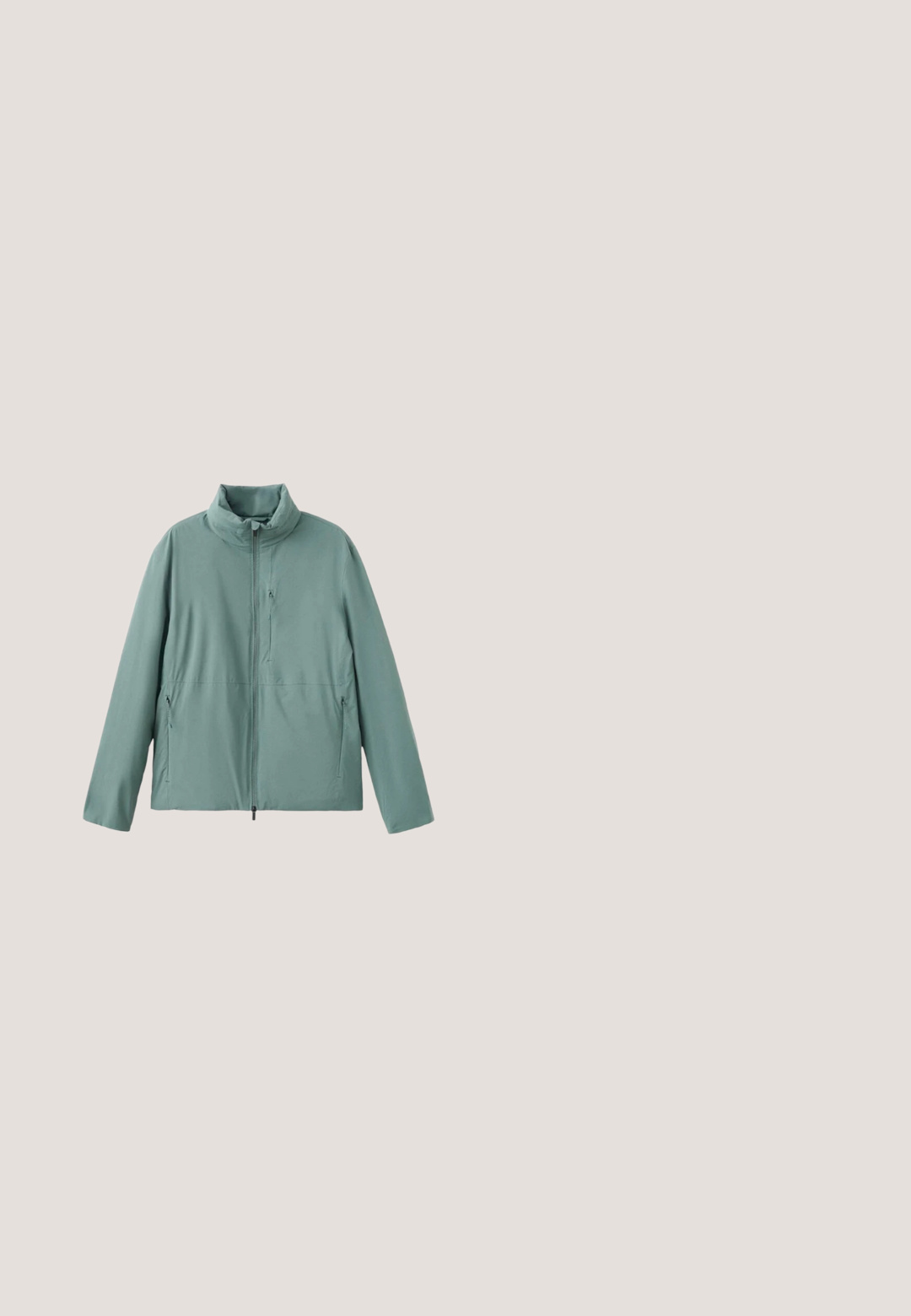Chaqueta verde claro con cremallera y cuello alto, con tres bolsillos con cremallera, mostrada sobre un fondo blanco.; Chaqueta gris con cremallera completa, con rayas negras en los hombros, mangas largas y un pequeño logo cuadrado en el pecho izquierdo.; Top sin mangas en color beige con acentos de hombro en gris oscuro y paneles laterales en negro. Textura suave con un escote redondeado.; Pantalones cortos deportivos gris oscuro con cintura elástica, bolsillos laterales, pequeñas aberturas laterales y una etiqueta con el logo en la parte inferior de la pierna izquierda.; Botas impermeables de goma negra con textura suave, puntera redonda y suela reforzada. Cuentan con una correa en la parte superior para un ajuste seguro.; Neceser rectangular de color verde oscuro con cremallera, pequeño logo de calavera y huesos cruzados centrado y asa lateral negra a la derecha.