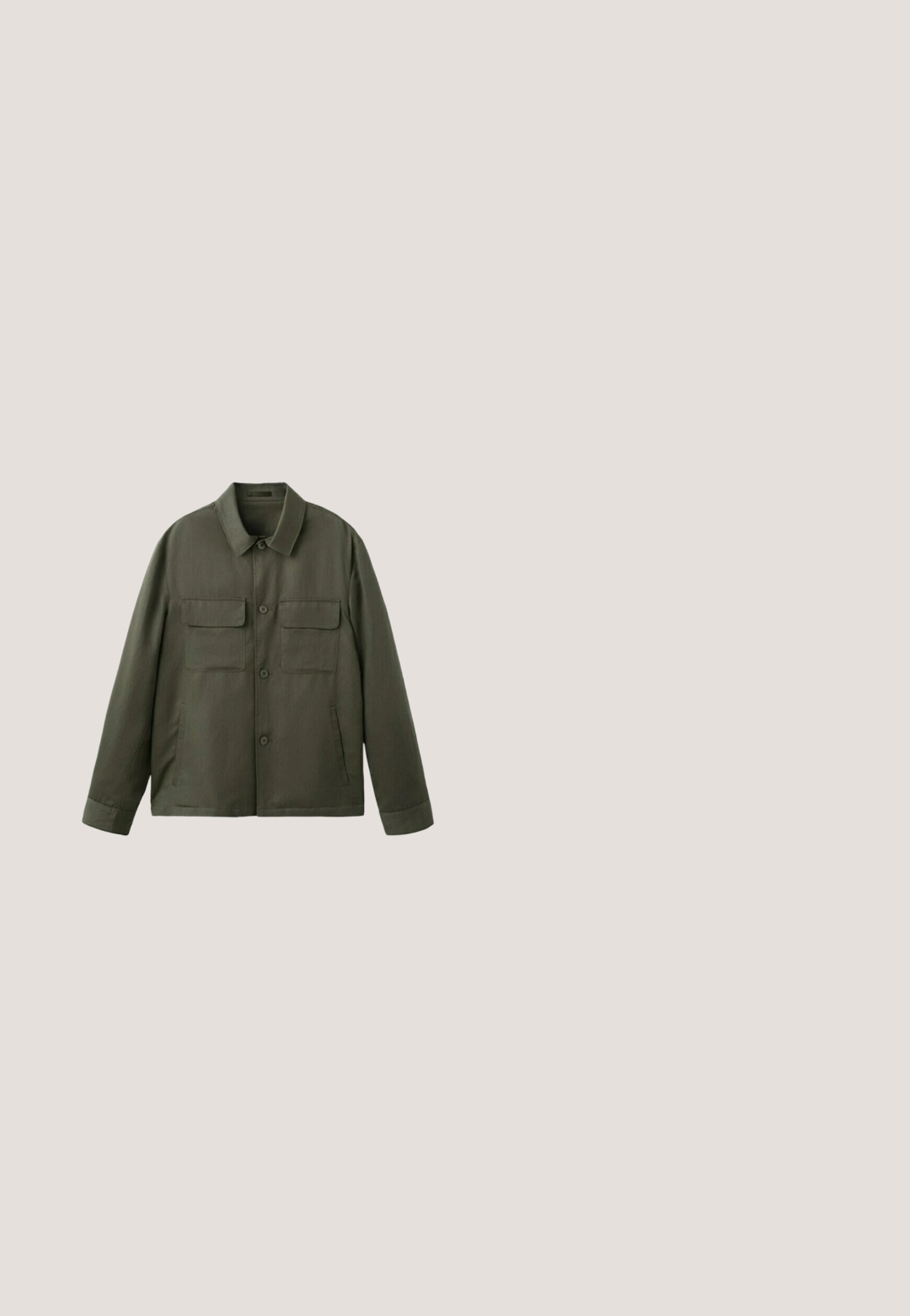 Veste boutonnée vert foncé avec col, deux poches à rabat sur la poitrine et deux poches latérales, présentée sur fond blanc.; Pull en laine mérinos vert kaki à manches longues, col rond, poignets et ourlet côtelés. Texture lisse ; sans motifs ni accents visibles.; Pull tricot à manches courtes et col rond, couleur vert olive, en tissu finement texturé avec col et bas côtelés.; Pantalon habillé pour homme gris sur mesure avec plis devant, poches latérales, passants pour ceinture et fermeture à bouton sur fond blanc.; Bottines Chelsea en cuir noir avec des panneaux élastiques sur les côtés, des languettes de tirage et une semelle en caoutchouc épaisse. Texture lisse avec un design épuré.; Trousse de toilette rectangulaire noire avec poche zippée horizontale à l'avant et sangle latérale, présentée sur fond blanc.