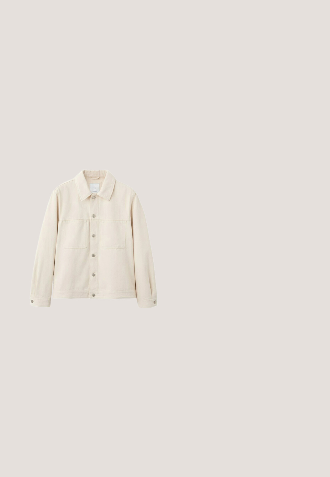 Veste beige à boutonner avec manches longues, deux poches poitrine à l'avant et un col classique, présentée sur un fond blanc.; T-shirt à manches courtes avec col rond et rayures horizontales beige clair sur fond écru, présenté à plat sur une surface blanche.; Shorts en coton beige avec une coupe droite, fermeture par bouton et deux poches avant. Texture lisse et design minimaliste.; Botte de pluie en caoutchouc verte avec un design haut, finition texturée, accent marron en haut et semelle robuste pour une meilleure traction.; Lunettes de soleil avec monture en métal doré et lentilles dégradées marron, de forme hexagonale, et embouts de branches en acétate marron. Plaquettes de nez transparentes pour plus de confort.; Grand sac de voyage vert olive avec des poignées noires, une poche zippée à l'avant et une bandoulière réglable fixée d'un côté.