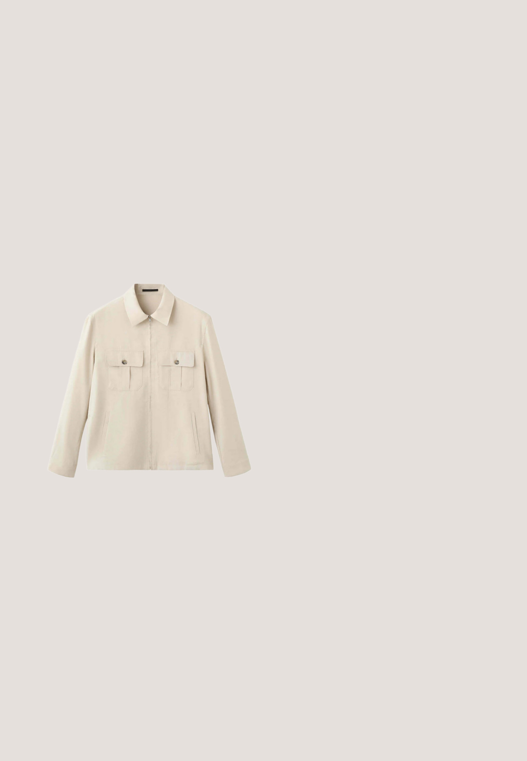 Veste beige à manches longues avec col, fermeture éclair devant, deux poches poitrine à boutons et deux poches latérales.; Pull crème clair, texture côtelée, col rond, manches longues et ourlet droit. Tissu doux sans motifs ni accents visibles.; Chemise beige à manches courtes, boutonnée, avec col et poche poitrine, posée à plat sur fond blanc.; Pantalon beige à jambes droites avec taille élastique et cordon de serrage, sans poches visibles ni ornements.; Mocassin beige en daim à enfiler avec semelle en jute tressée, détails cousus le long des bordures supérieures, talon plat et bout rond.; Trousse de toilette rectangulaire en cuir marron avec une poche avant zippée et une poignée latérale sur fond blanc.