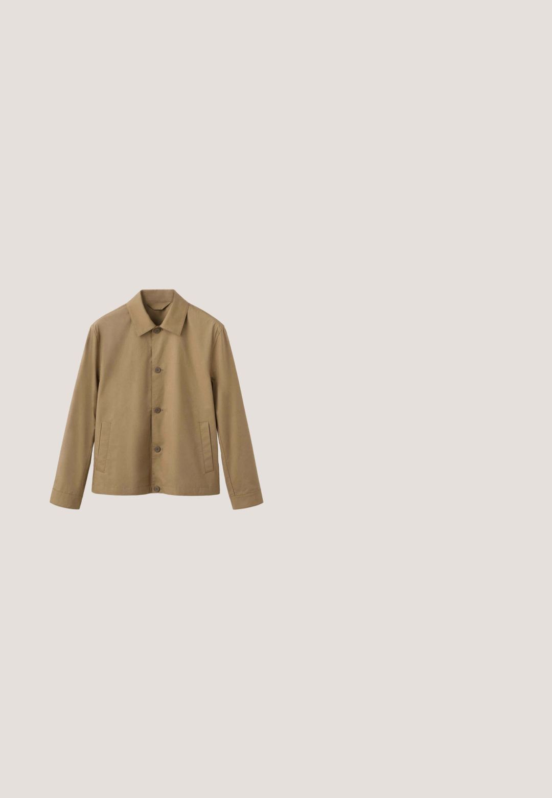 Veste marron clair boutonnée, manches longues, col et deux poches latérales sur fond blanc.; Pull tricoté jaune clair à manches longues, col rond, avec poignets et ourlet côtelés, présenté sur un fond blanc.; Chemise à manches longues couleur crème avec un col à boutons, présentant une patte de boutonnage à l'avant et une coupe décontractée. Texture de tissu lisse.; Short en coton beige clair avec bouton devant, fermeture éclair, passants de ceinture et revers roulés, présenté sur fond blanc.; Botte désert en daim beige avec deux œillets, semelle cousue et hauteur basse à la cheville, vue de profil sur fond blanc.; Trousse de toilette rectangulaire en cuir marron avec une poche avant zippée et une poignée latérale sur fond blanc.