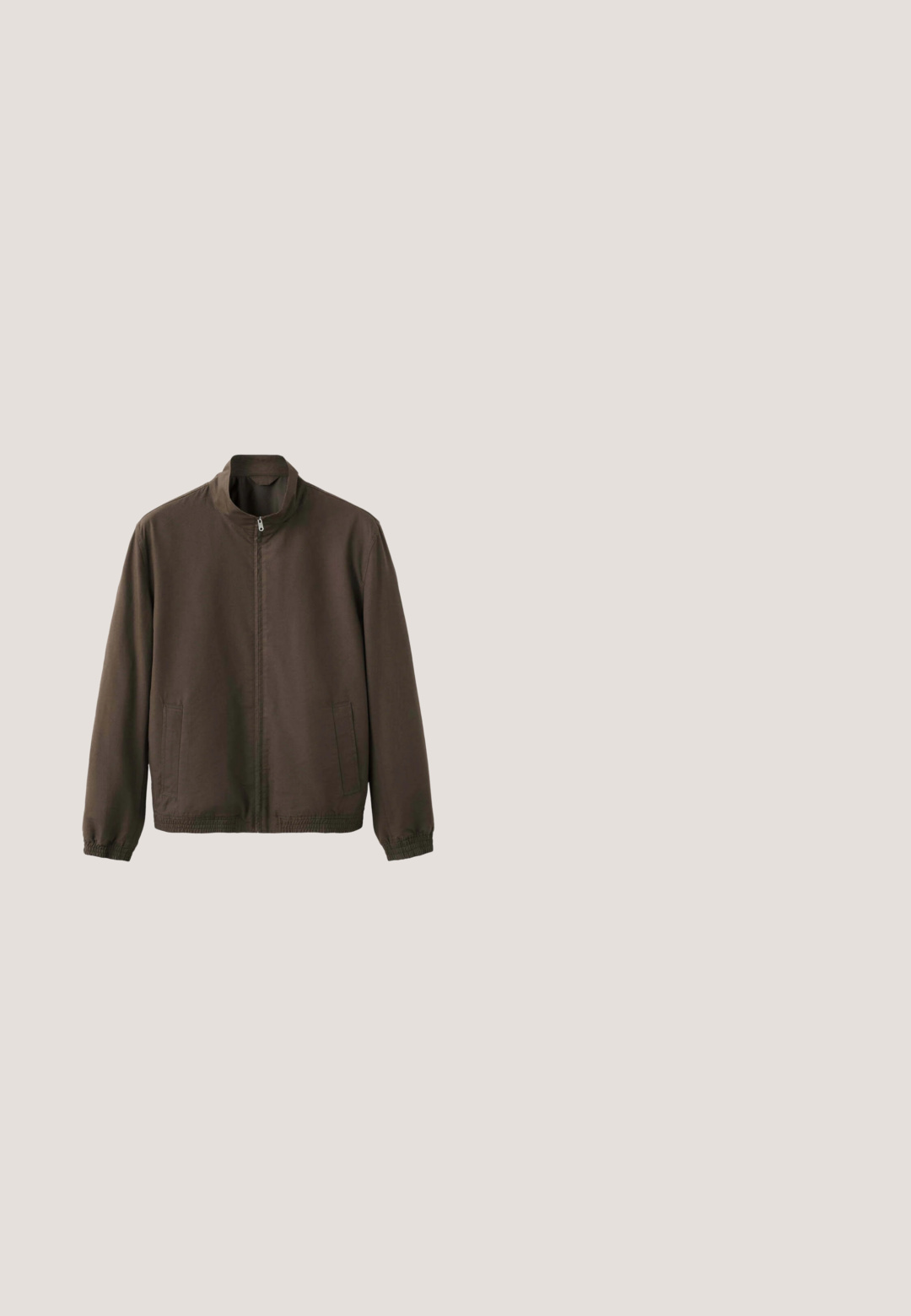 Veste marron à manches longues avec fermeture éclair à l'avant, col montant, poignets élastiques, deux poches latérales et ourlet élastique.; Pull en beige à col rond avec des manches longues et des bords côtelés, arborant un petit script brodé en noir "P" sur la poitrine gauche.; Polo blanc à manches courtes avec trois boutons et un col classique, présenté sur un fond blanc uni.; Short en denim marron avec bouton à l'avant, passants de ceinture et poches, avec un ourlet plié.; Bottine Chelsea en daim marron avec panneaux latéraux élastiques, talon bas, bout arrondi et languette à l'arrière, présentée de profil sur fond blanc.; Trousse de toilette rectangulaire en cuir marron avec poche avant zippée et poignée latérale, présentée sur fond blanc.