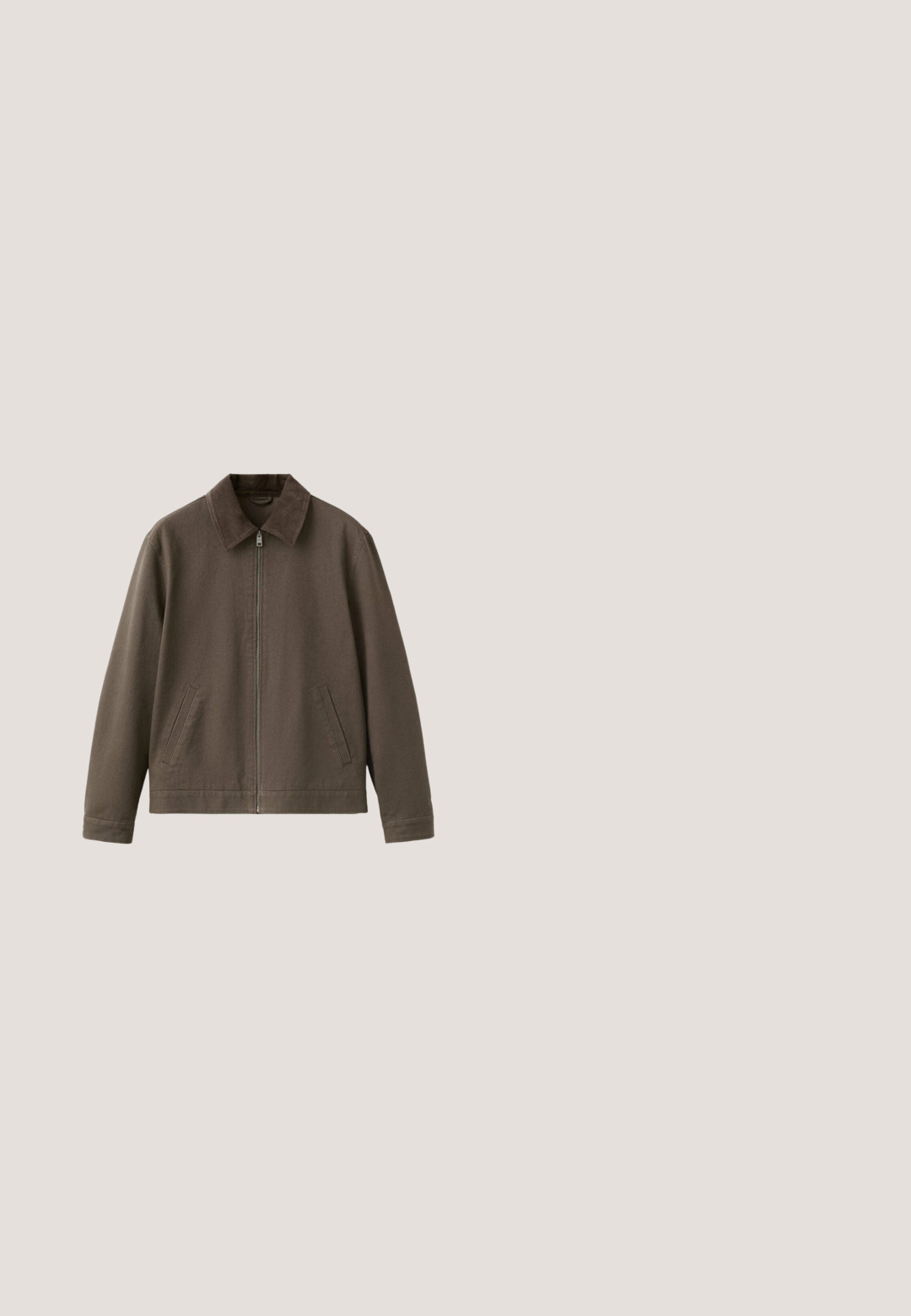 Veste marron zippée avec col, manches longues et deux poches fendues à l’avant sur fond blanc.; Pull-over à manches longues marron foncé avec un col à fermeture éclair quart, et des poignets côtelés, posé à plat sur un fond blanc.; Polo à manches courtes marron foncé avec trois boutons et un col, présenté à plat sur fond blanc.; Shorts décontractés marron avec taille élastique, poches latérales et logo discret de la marque près de l'ourlet sur la jambe droite.; Scarosso ENZO - Bottines - dark brown calf; Mallette en cuir marron foncé avec doubles poignées, poche zippée sur le devant et bandoulière réglable sur fond blanc.