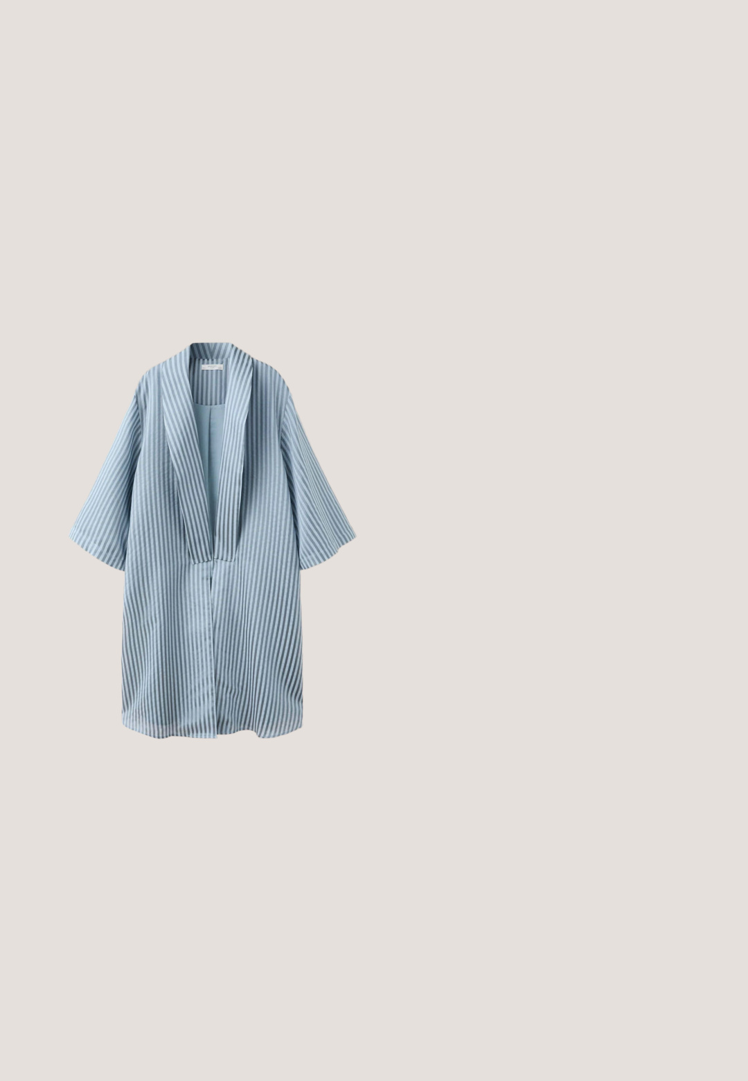 Gros plan d’un tissu bleu clair à rayures verticales bleu foncé montrant des plis et des sections qui se chevauchent.; Haut sans manches bleu clair côtelé avec un profond décolleté en V bordé de dentelle florale blanche autour du col.; Jean bleu clair à jambes larges avec poches avant et passants de ceinture, présenté sur un fond blanc.; Sandale slide à bout ouvert rayée bleu foncé et blanc, avec deux brides réglables à boucle et semelle plate.; Lunettes de soleil carrées translucides marron avec des verres bleu foncé et un logo décoratif doré sur les branches, présentées sur un fond blanc.; Sac cabas rectangulaire avec panneaux transparents et garniture en similicuir bleu, longues anses et boucle décorative sur le devant.