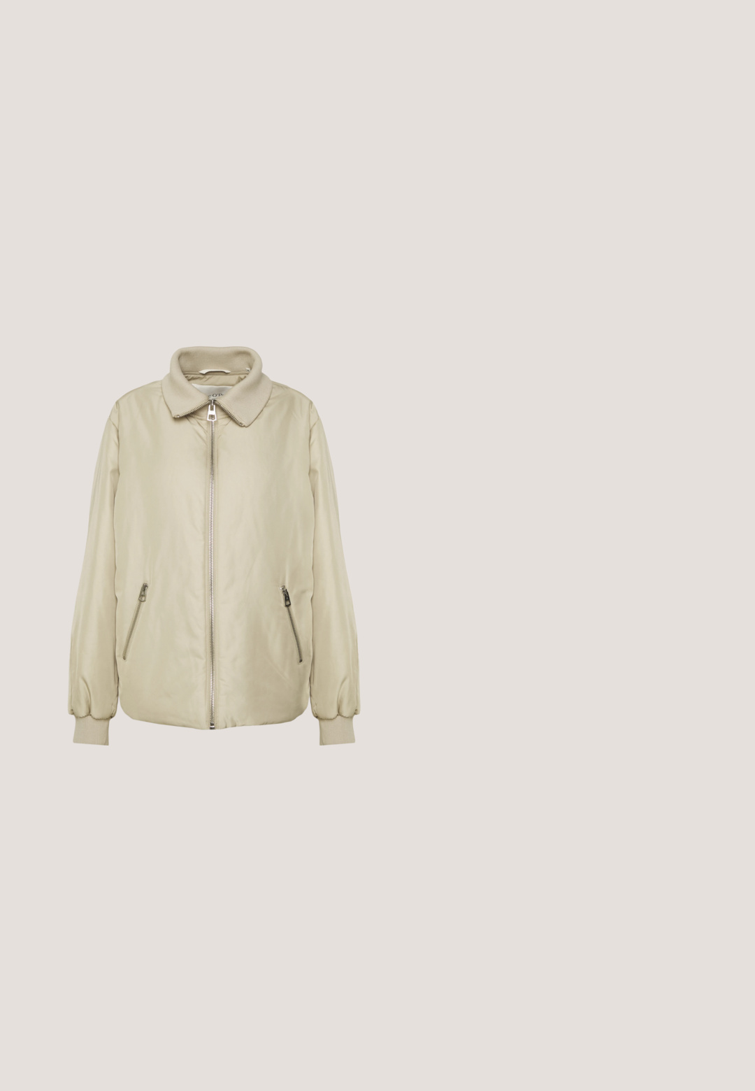 Marc O'Polo JACKET COLLAR AND CUFFS ZIPPER POCKETS - Overgangsjakke - jonesboro cream; Overdimensioneret hvid sweater i ribbet strikstof, med en bred halsudskæring, sænkede skuldre og lange ærmer med tætsiddende manchetter.; Blå denimjeans med en lige ben-design, der har lys fading, fem-lomme layout og en metal knaplukning ved taljen.; Anna Field by Zalando Plateaustøvletter - beige; Beige tote taske lavet af tekstureret kunstlæder, med dobbelte håndtag og guldfarvede hardware accenter. Designet inkluderer en delt frontdetalje.; Par mellemstore skinnende sølv hoops øreringe med tynde metal spænder på en lys neutral baggrund.