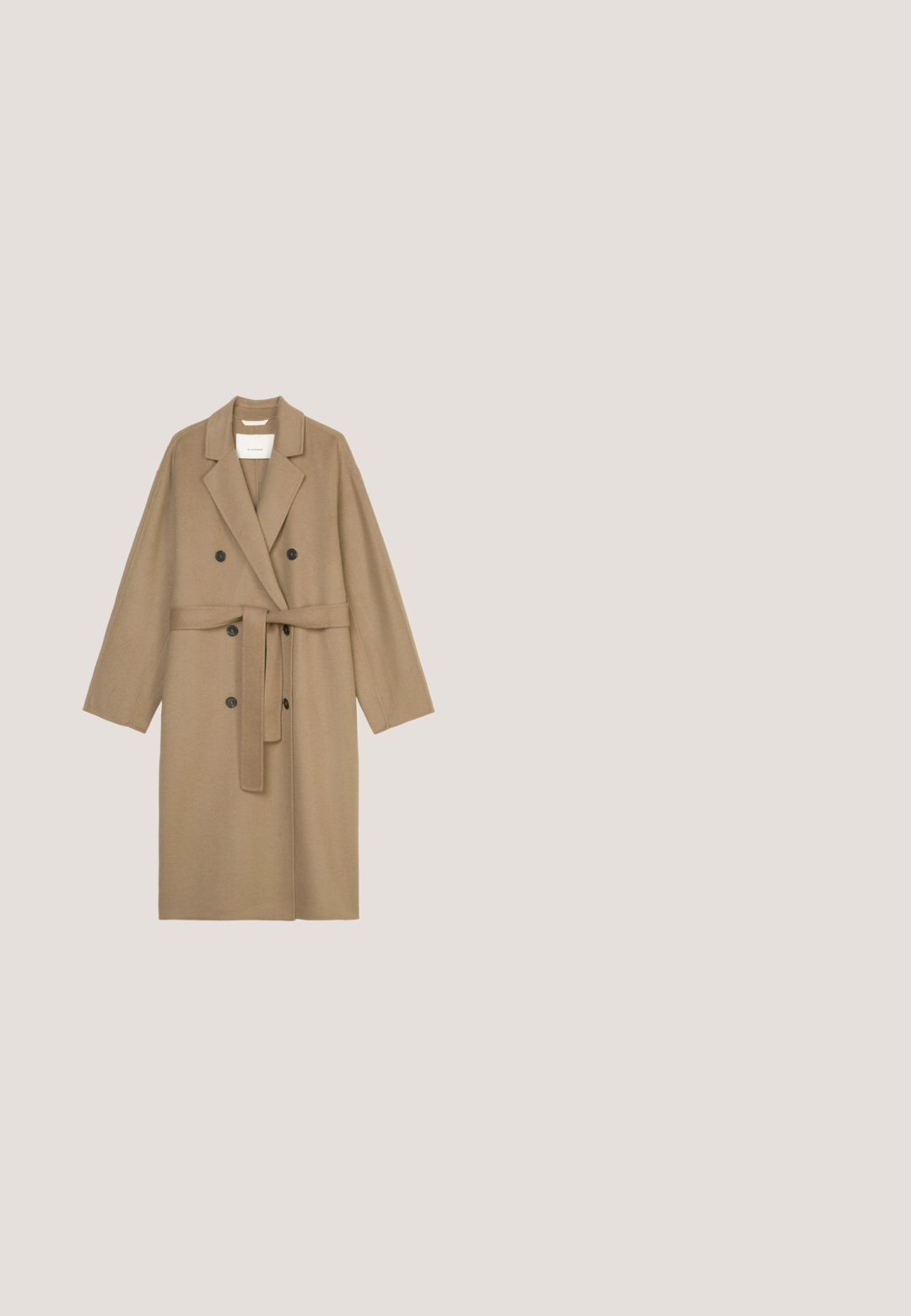 Manteau en laine beige avec un design croisé, des revers larges et une ceinture amovible. Il comporte deux boutons noirs et des manches longues.; Cardigan court gris en tissu doux, avec un décolleté en V, cinq boutons sur le devant et des poignets côtelés.; T-shirt à manches longues, uni couleur blanc cassé, avec un col ras du cou et un ourlet légèrement incurvé, présenté sur un fond blanc.; Pantalons gris à jambes larges avec une texture lisse, un devant plat et deux poches latérales. Comprend une fermeture éclair et des passants de ceinture.; Mocassin en cuir noir avec talon bas, couture mocassin et petit détail de logo doré sur le dessus.; Sac cabas en cuir marron texturé avec doubles poignées et un charm doré en forme de « P » suspendu à une poignée.