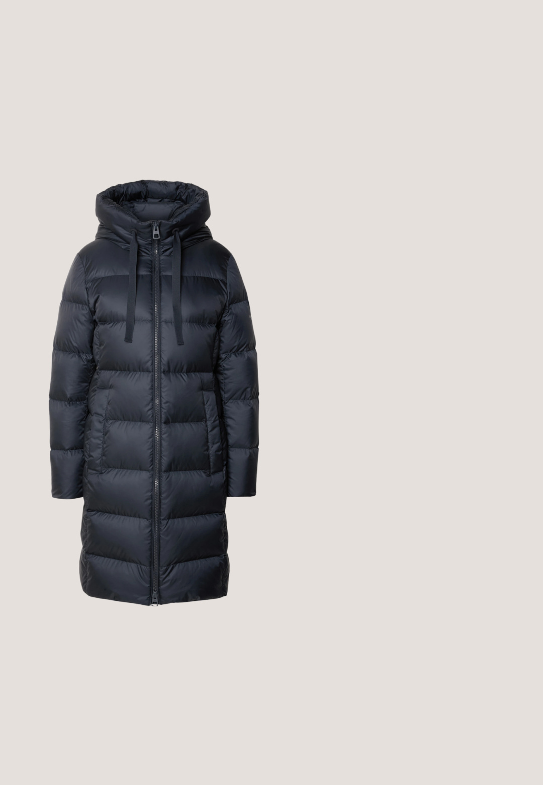 Marc O'Polo Páperový kabát - navy; Svetlošedý crewneck sveter s dlhými rukávmi, rebrovanými manžetami a lemom, vyrobený z jemného materiálu s jemnou textúrou po celom povrchu.; Sivá košeľa s gombíkmi vyrobená z mäkkej tkaniny, s golierom, dlhými rukávmi, náprsním vreckom a gombíkovým manžetovým detailom s logom.; Svetlomodré džínsy s úzkym strihom, ktoré majú jemné vyšívané detaily na vreckách a klasický dizajn s piatimi vreckami.; Čierne kožené členkové čižmy s elastickými bočnými panelmi, zaoblenou špičkou a nízkym blokovým podpätkom. Povrch má hladkú textúru a minimálne detaily.; Čierna tote taška s dvomi rukoväťami, odnímateľným ramenným popruhom a predným vreckom s chlopňou s logom "Anna Field" v zlatej farbe.