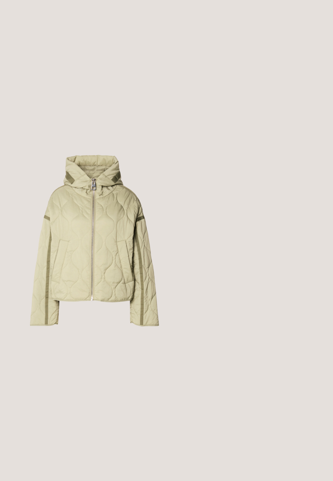 Kviltet, lysegrøn jakke med hætte, lynlås foran, to sidelommer og kontrasterende stofdetaljer langs ærmerne.; Lys grå crewneck sweater med lange ærmer, ribbede manchetter og kant, lavet af blødt materiale, med en subtil tekstur hele vejen igennem.; Hvid løs bluse med rund halsudskæring, samlet stof ved kraven og brede halvlange ærmer med vandret stingdetalje.; Lyseblå jeans med vid ben lavet af denim. Har et klassisk fem-lomme-design og synlig knaplukning. Blød tekstur og enkel finish.; Sorte læder ankelstøvler med en kraftig platformsål og en frontlynlås. Glat tekstur med et minimalistisk design.; Sort læderhobo-taske med en tekstureret overflade, der har en guldfarvet lås og et enkelt buet håndtag til bæring over skulderen.