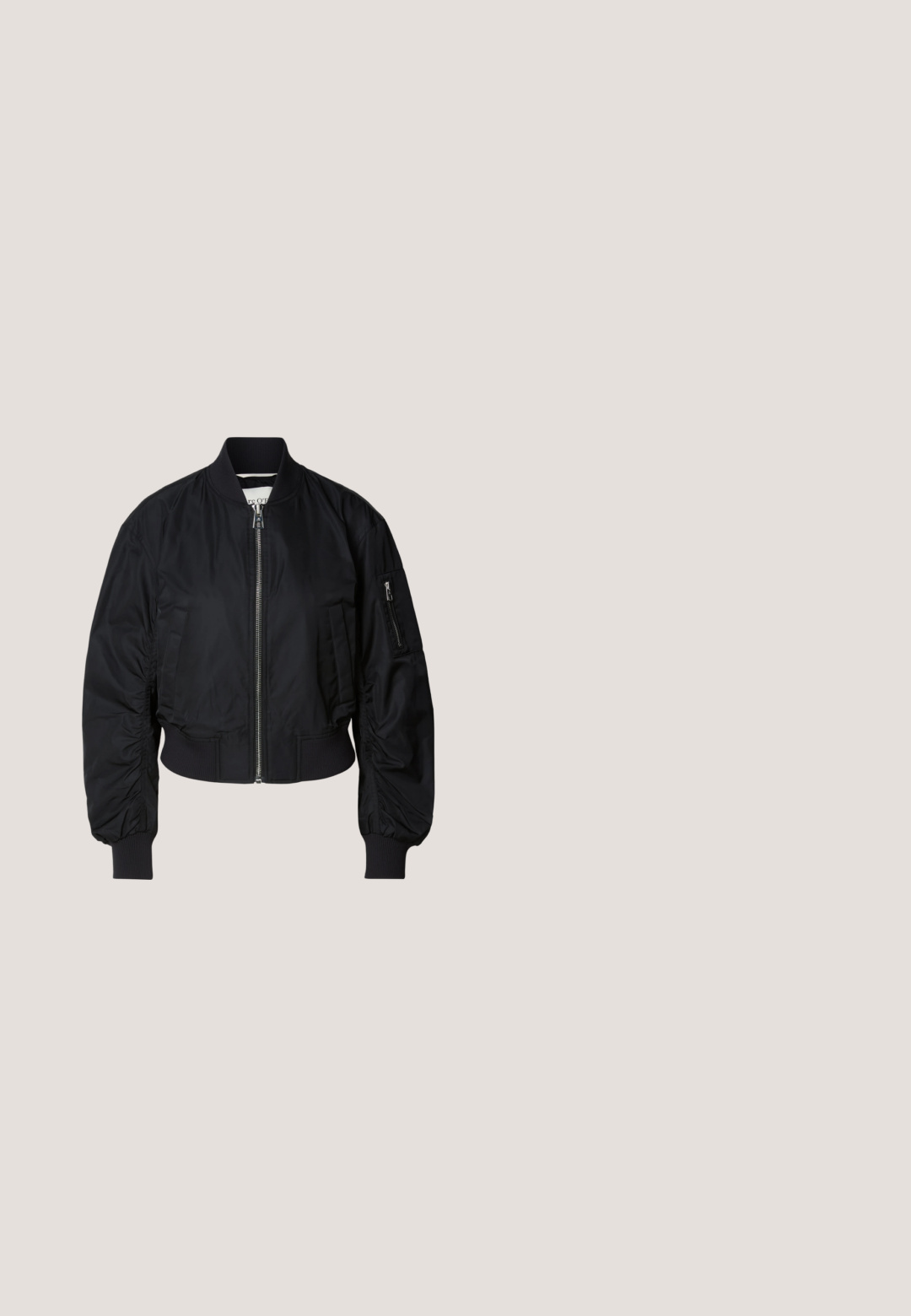 Chaqueta bomber negra hecha de tela suave, con cierre de cremallera frontal, puños acampanados y un diseño corto con un sutil detalle fruncido en las mangas.; Camiseta de algodón suave, de color azul marino y de manga corta. Presenta un cuello redondo y un pequeño logo impreso en el pecho. Ajuste casual.; Vaqueros de mezclilla oscuros de corte acampanado, con cintura alta, dos bolsillos delanteros y costuras naranjas. El material parece robusto y suave.; Zapatos de cuero negro con diseño de correa en T, punta cerrada y detalles de hebilla plateada. Textura lisa con punta redondeada y suela plana.; Bolsa tote de pana negra con dos asas largas y un bolsillo delantero asegurado por dos remaches metálicos.; Pendiente de aro de plata con un acabado pulido, que presenta pequeños detalles en dorado y una forma redonda, llevado en el lóbulo.