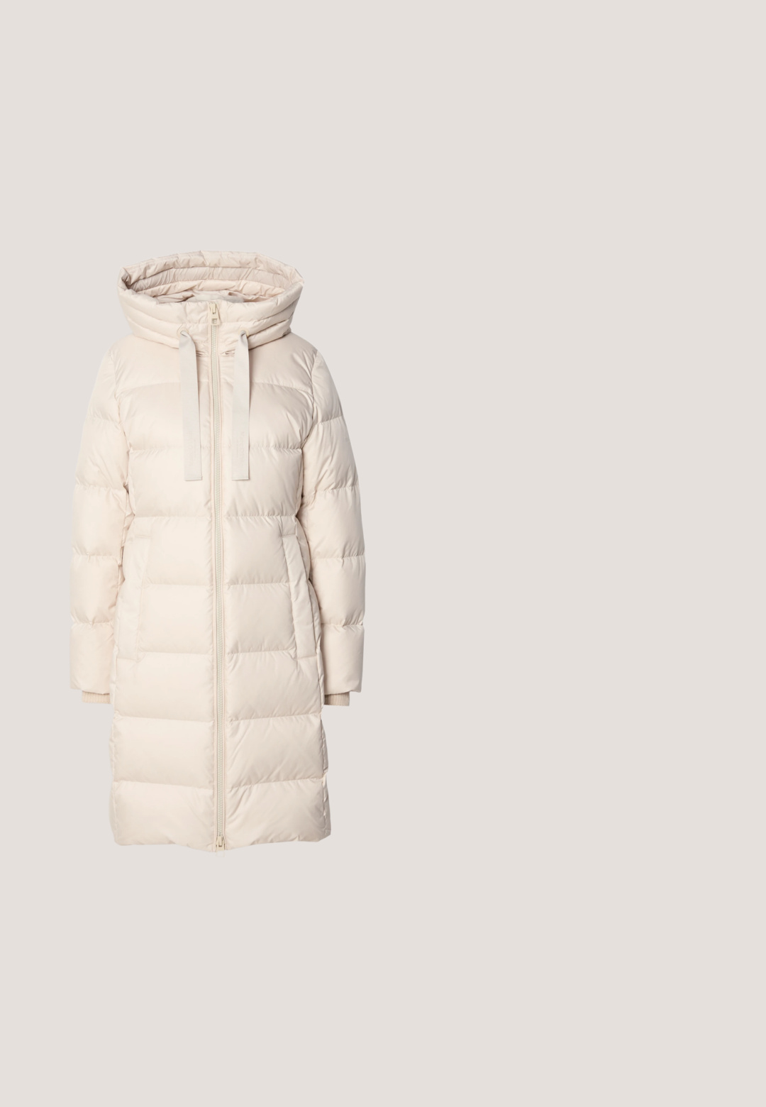 Heledbeige puffer-jakk, millel on kapuuts, lukuga sulgemine, küljetaskud ja horisontaalsed tikitud osad sooja hoidmiseks.; Roosa sügisjakk pehmest kangast, millel on soonikkoes varrukad ja alläär. Esiküljel on reljeefne tekst "MO'PD Marc O'Polo DENIM."; Hele sinised tekstuuriga lehviva lõikega teksapüksid, millel on kulunud efekt, viis taskut, nööpidega sulgemine ja narmendav äär sääreosas.; Beež madala säärega lõuendjalats beežide paelte ja paksu valge kummipõhjaga, näidatud küljelt helehalli taustaga.; Beežist nahast käekott kahe pika rihmaga, sileda tekstuuriga ja ees tagasihoidliku metallaktsendiga. Avatud ülaosaga disain, avar sisemus.; Hõbedane rõngas kõrvarõngas poleeritud viimistlusega, millel on väikesed kuldsed aktsendid ja ümmargune kuju, kantud lobus.