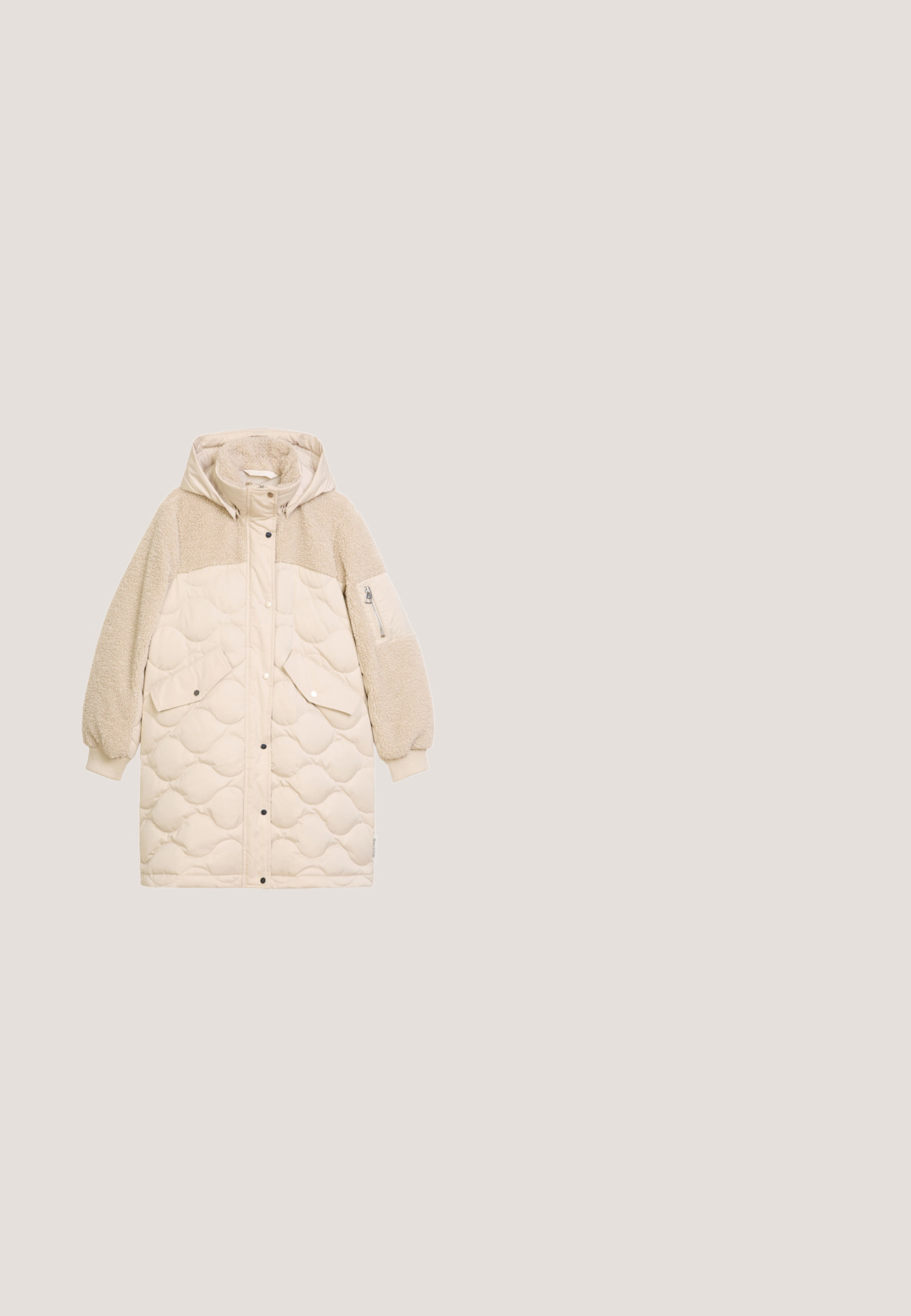 Beige lange donzen jas met doorgestikt lijf, mouwen en bovenborst van sherpa fleece, voorzakken, rits en drukknopen, en een capuchon.; Crèmewitte sweatshirt met ronde hals en geribde boorden, met op de voorkant de reliëftekst "Marc O'Polo". Zachte textuur.; Witte turtleneck met lange mouwen, gemaakt van zachte, rekbare stof, met een hoge kraag en een strak ontwerp met lange mouwen. Geen patronen of accenten.; Beige joggingbroek van zacht materiaal, met een elastische tailleband met trekkoord, zijzakken en elastische boorden bij de enkels.; Beige winterlaarzen met een luxe textuur, vetersluiting, gouden accenten en een dikke zool voor extra hoogte en isolatie.; Beige leren handtas met dubbele bovenhandvatten en verstelbare schouderriem, met subtiele merkopdruk aan de voorkant.